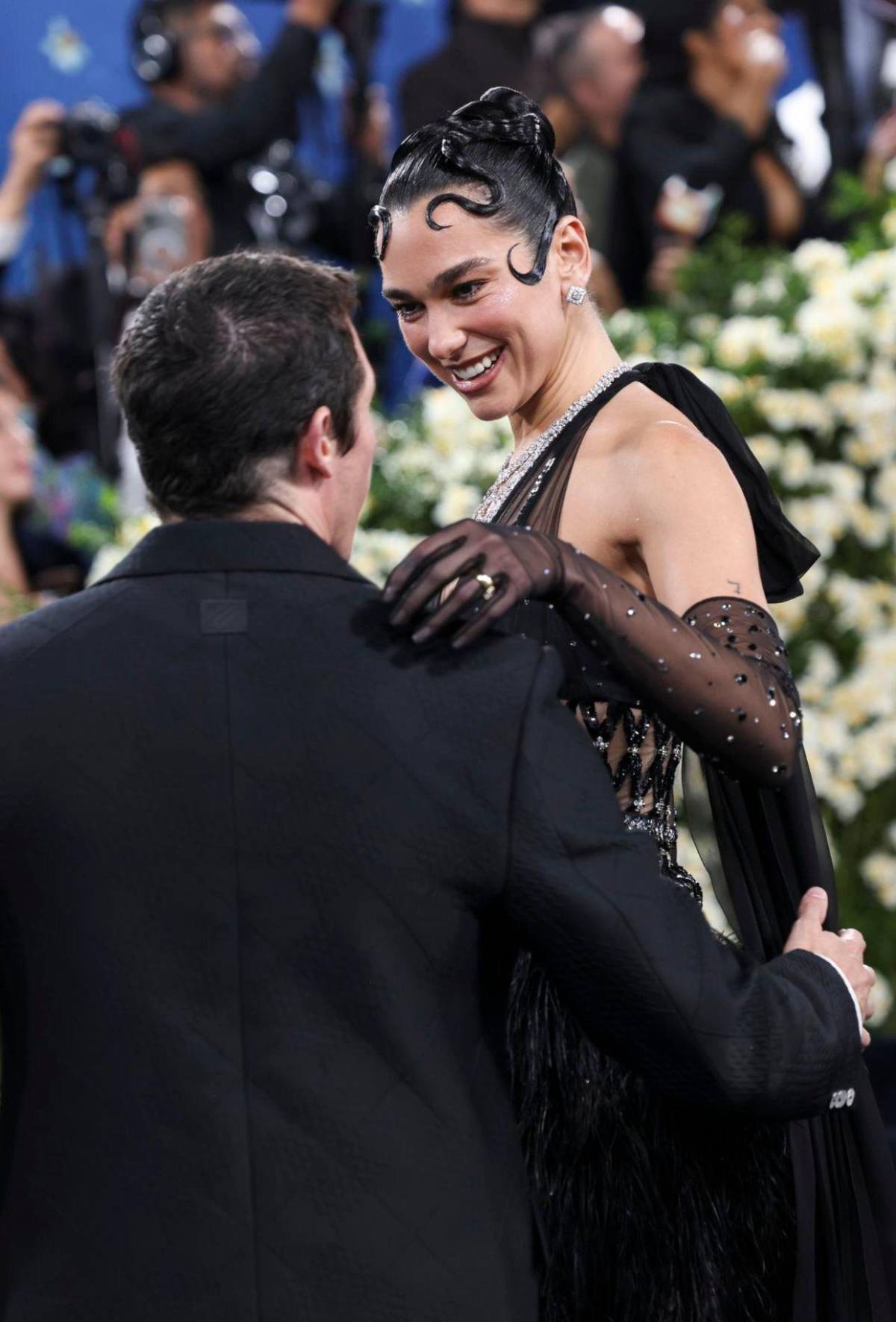 Vestida de negro y con transparencias, así fue el look de Dua Lipa en la Met Gala 2025