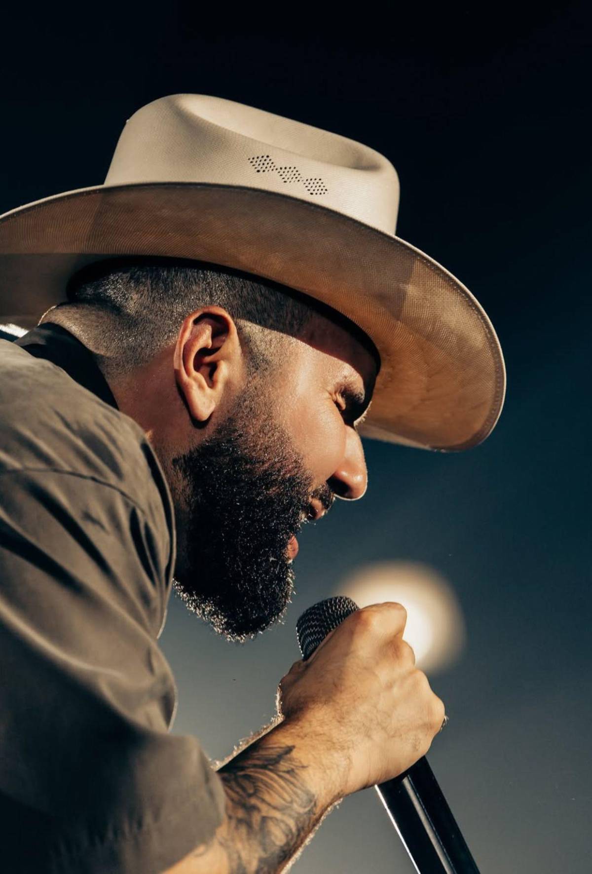 ¿Quién es Carín León? Conozca al mexicano que dará concierto en Tegucigalpa