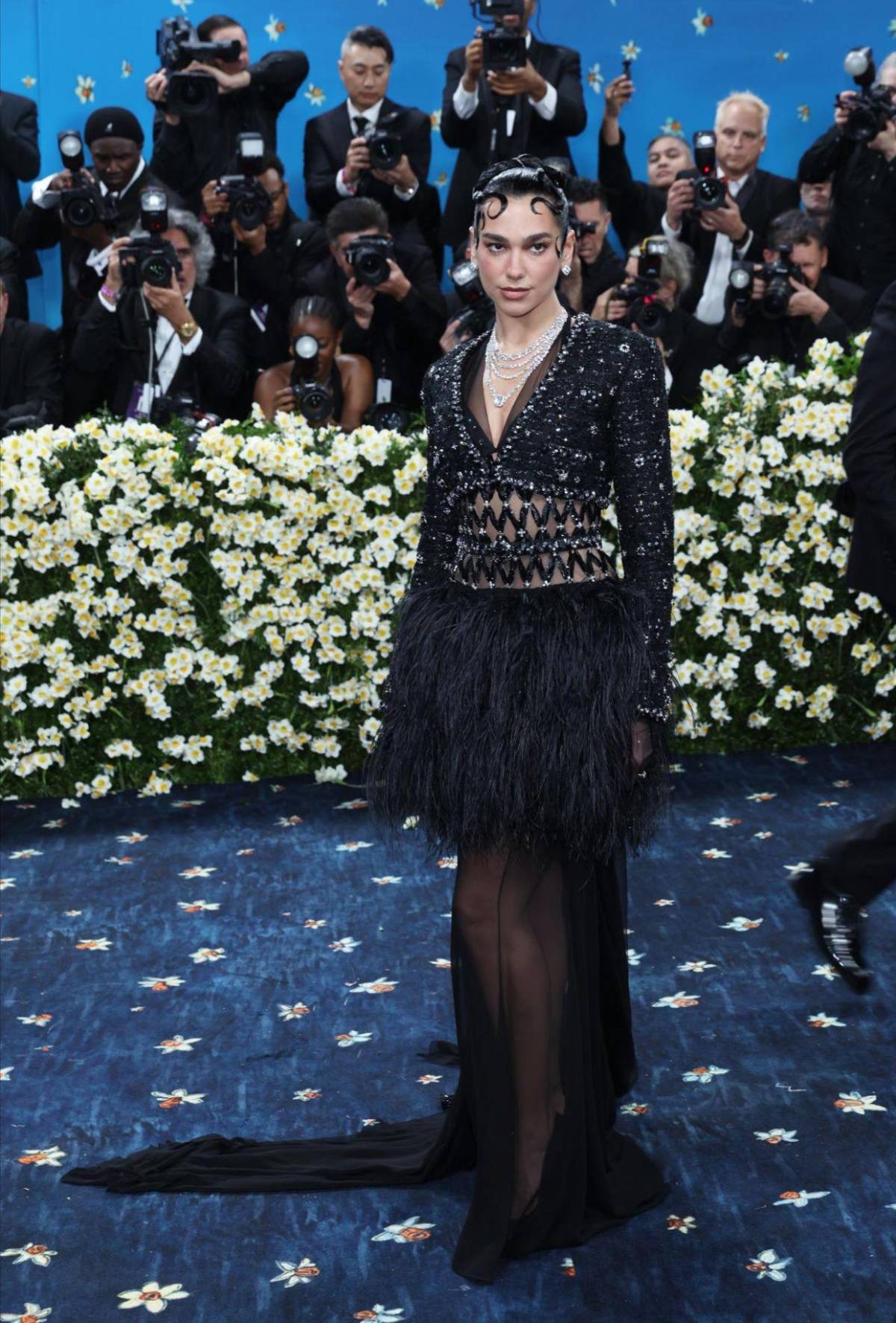 Vestida de negro y con transparencias, así fue el look de Dua Lipa en la Met Gala 2025