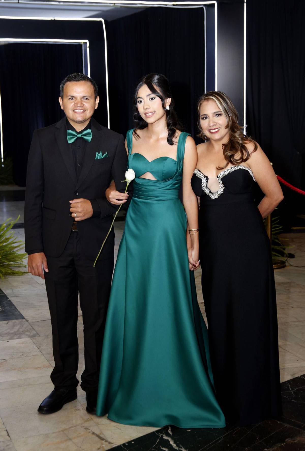 Del brazo de sus padres, seniors 2025 de The Mayan School cierran su ciclo académico