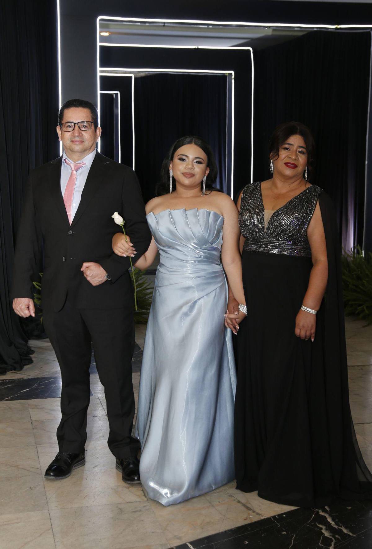 Del brazo de sus padres, seniors 2025 de The Mayan School cierran su ciclo académico