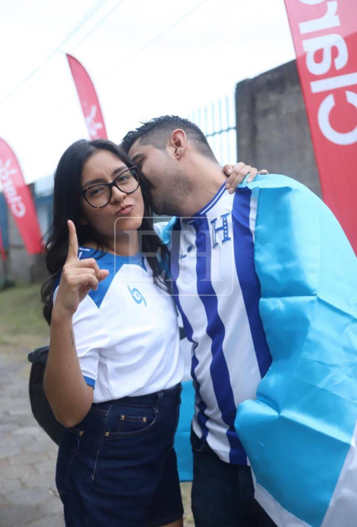 Quién es la bella chica nica y tres leyendas con Honduras apoyando en Managua
