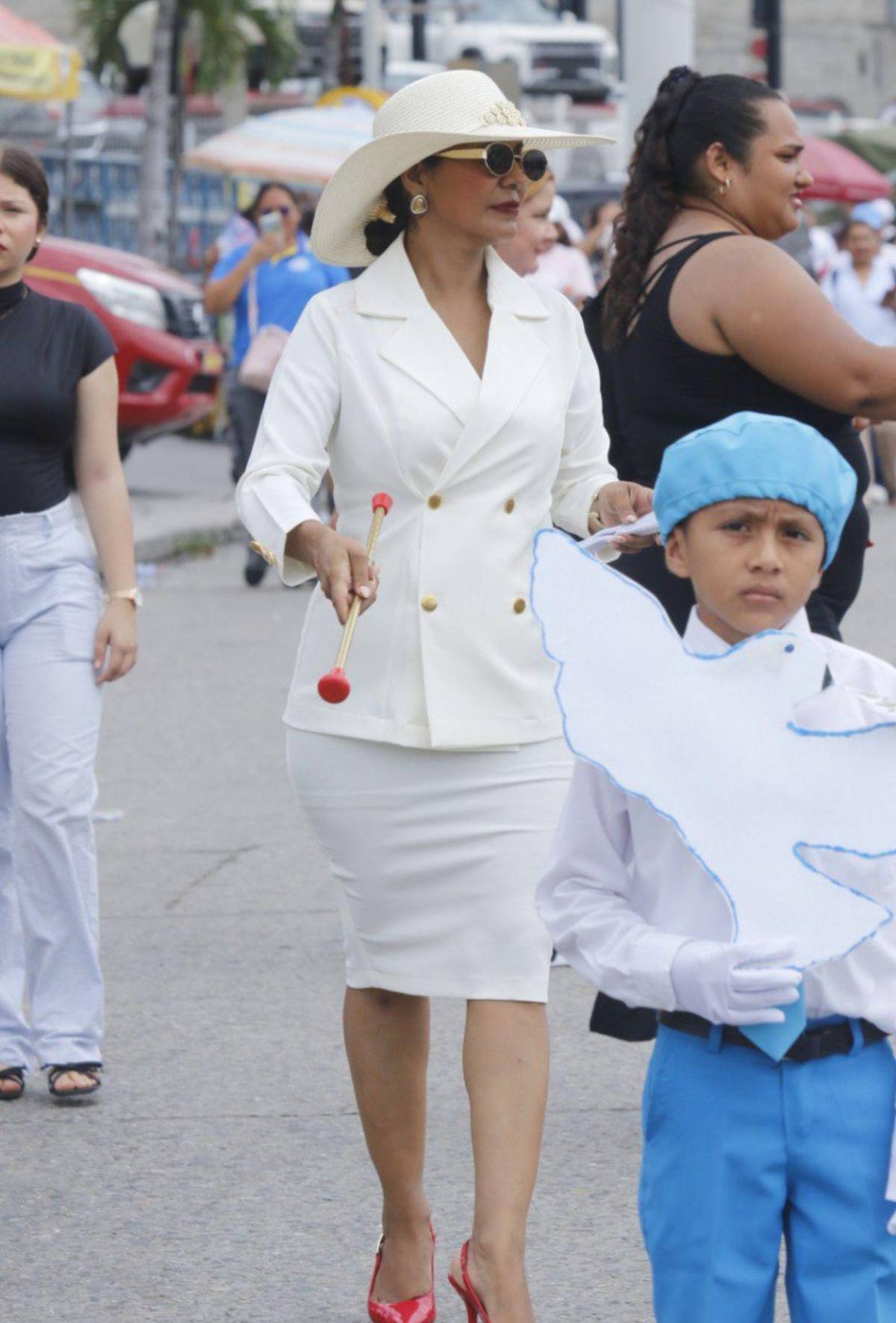 ¡Ellas también roban suspiros! Maestras que acapararon reflectores en los desfiles