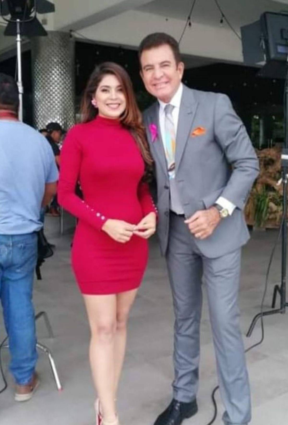 Funcionaria que besó a Redondo fue modelo en programa deportivo de Nasralla