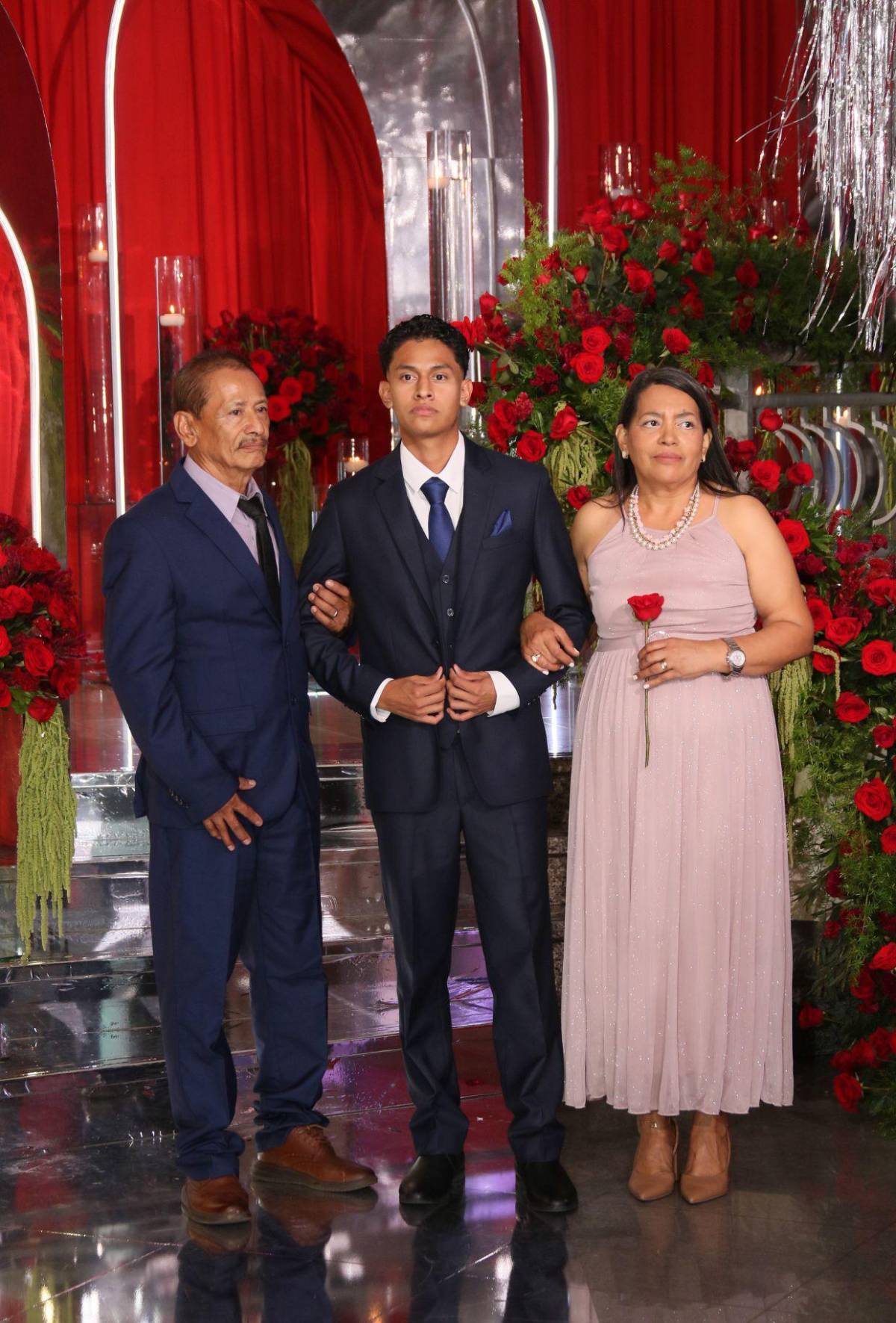 Padres y seniors desfilan juntos en la prom night de Nashville School