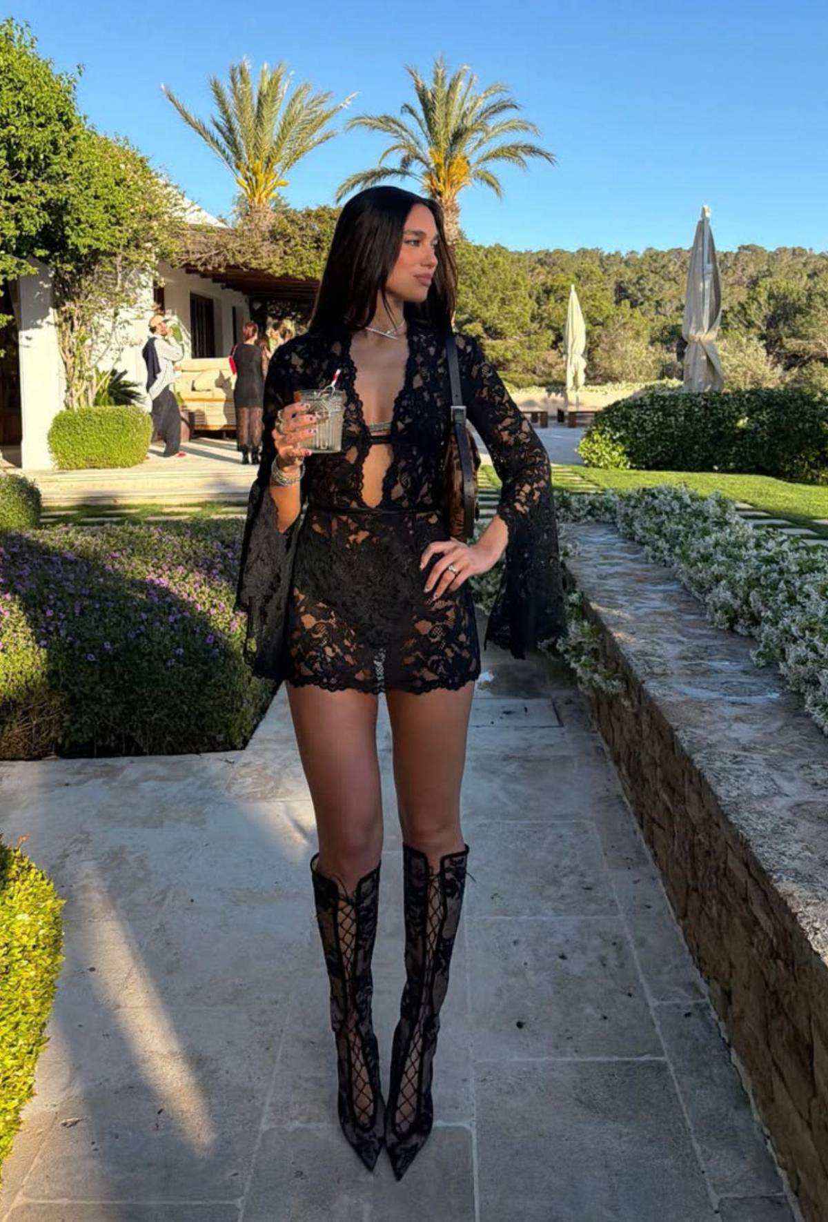 Dua Lipa inaugura en Oporto una biblioteca contra la censura