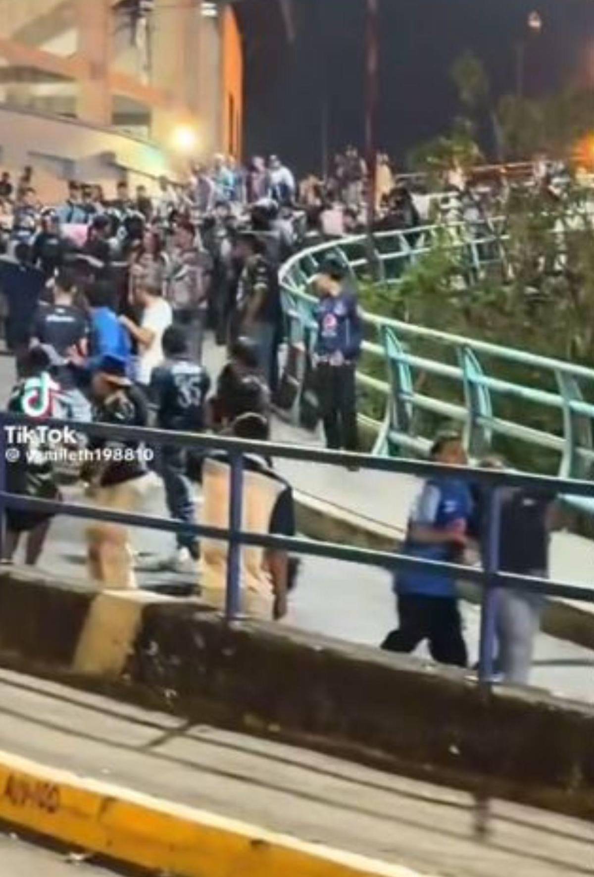 Revelan imágenes de violencia fuera del Estadio Nacional donde murió barrista de Motagua