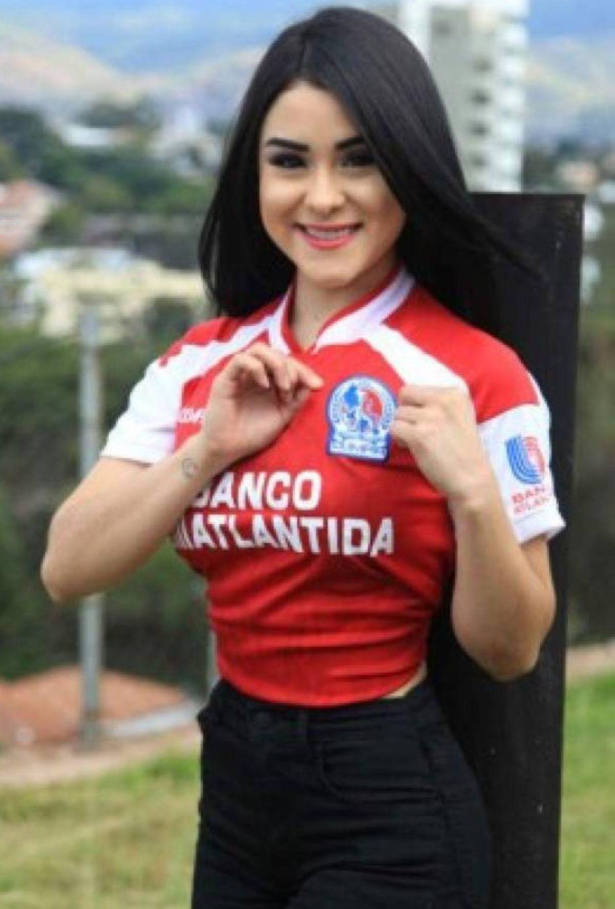 ¡Presentadoras y más! Las bellas seguidoras de Olimpia y Motagua