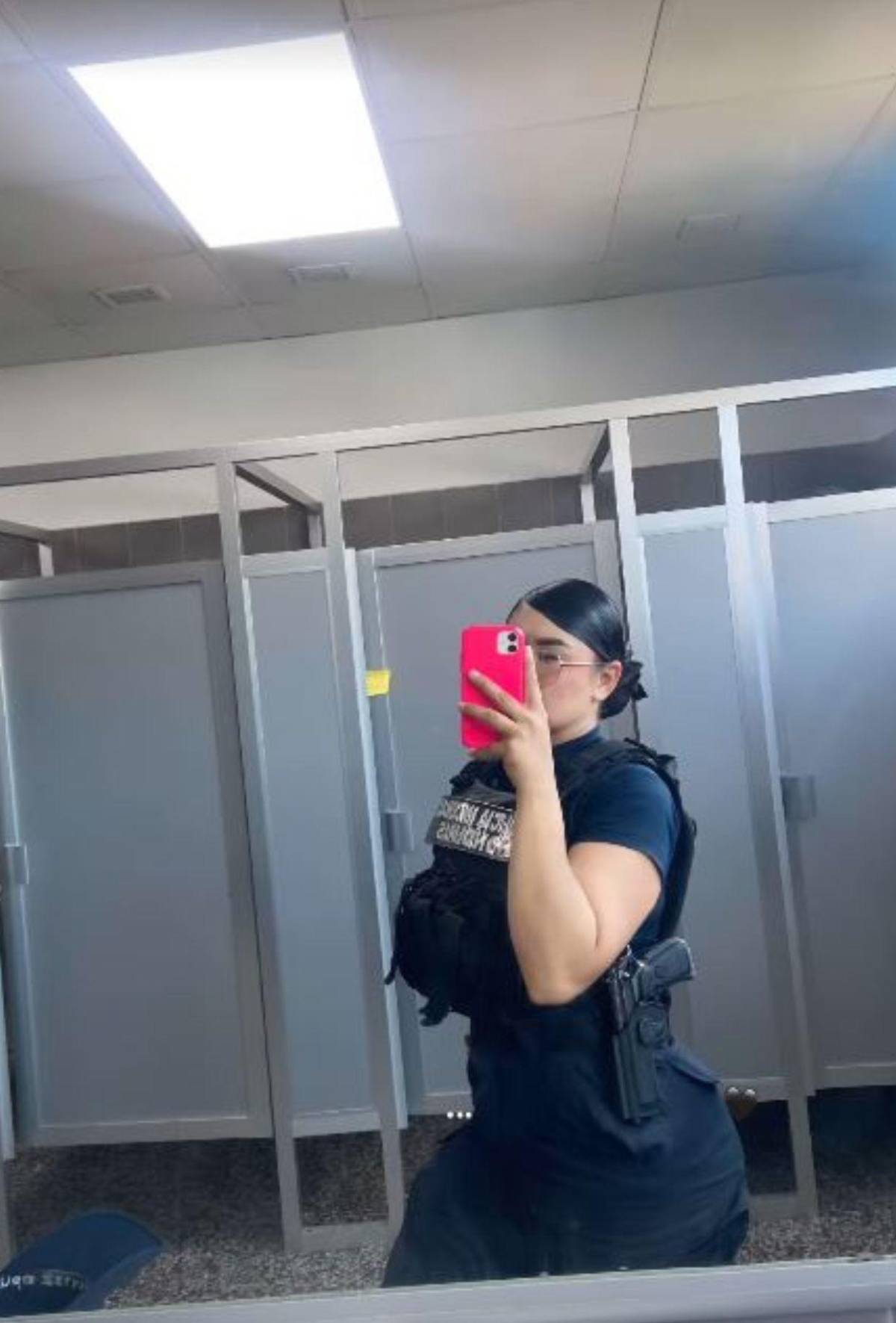 Se roba suspiros en los partidos: ¿Quién es la bella policía que enamora en los estadios?