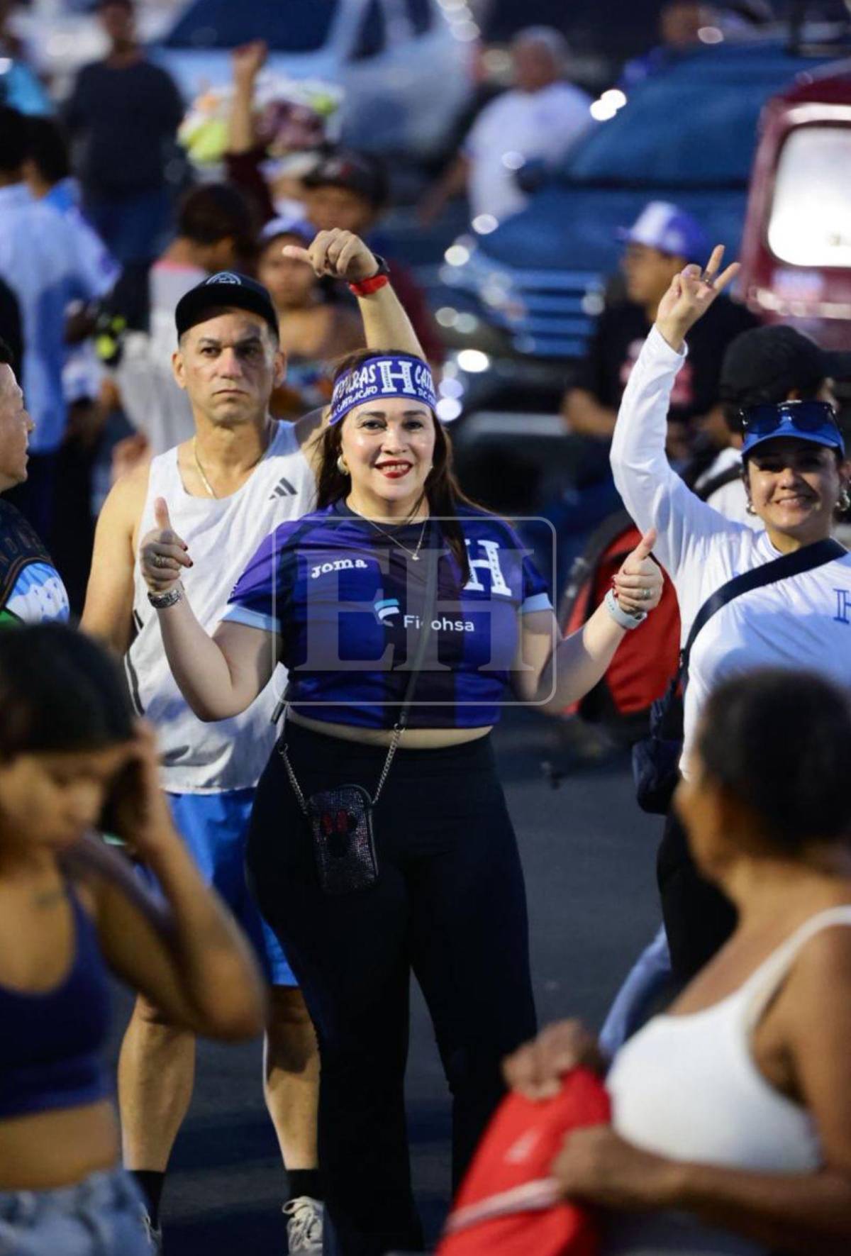 Quién es la bella chica nica y tres leyendas con Honduras apoyando en Managua