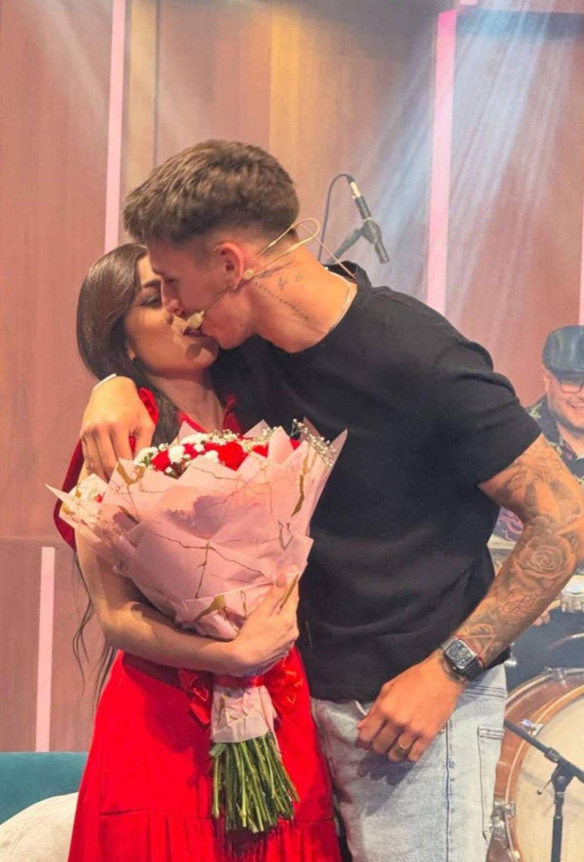 Laura Meza llega a Argentina para vivir con Rodrigo Auzmendi y así fue el reencuentro