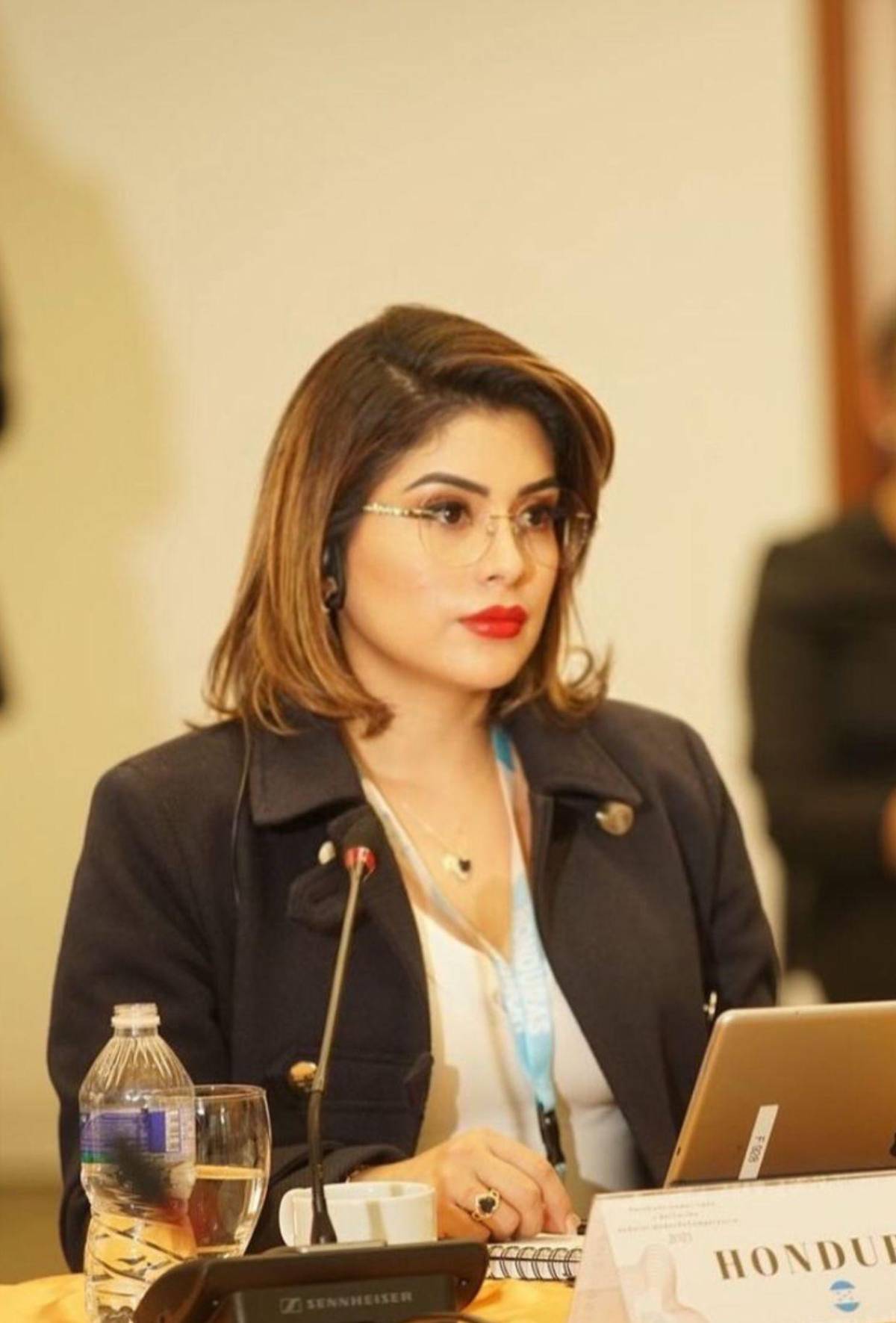 Funcionaria que besó a Redondo fue modelo en programa deportivo de Nasralla