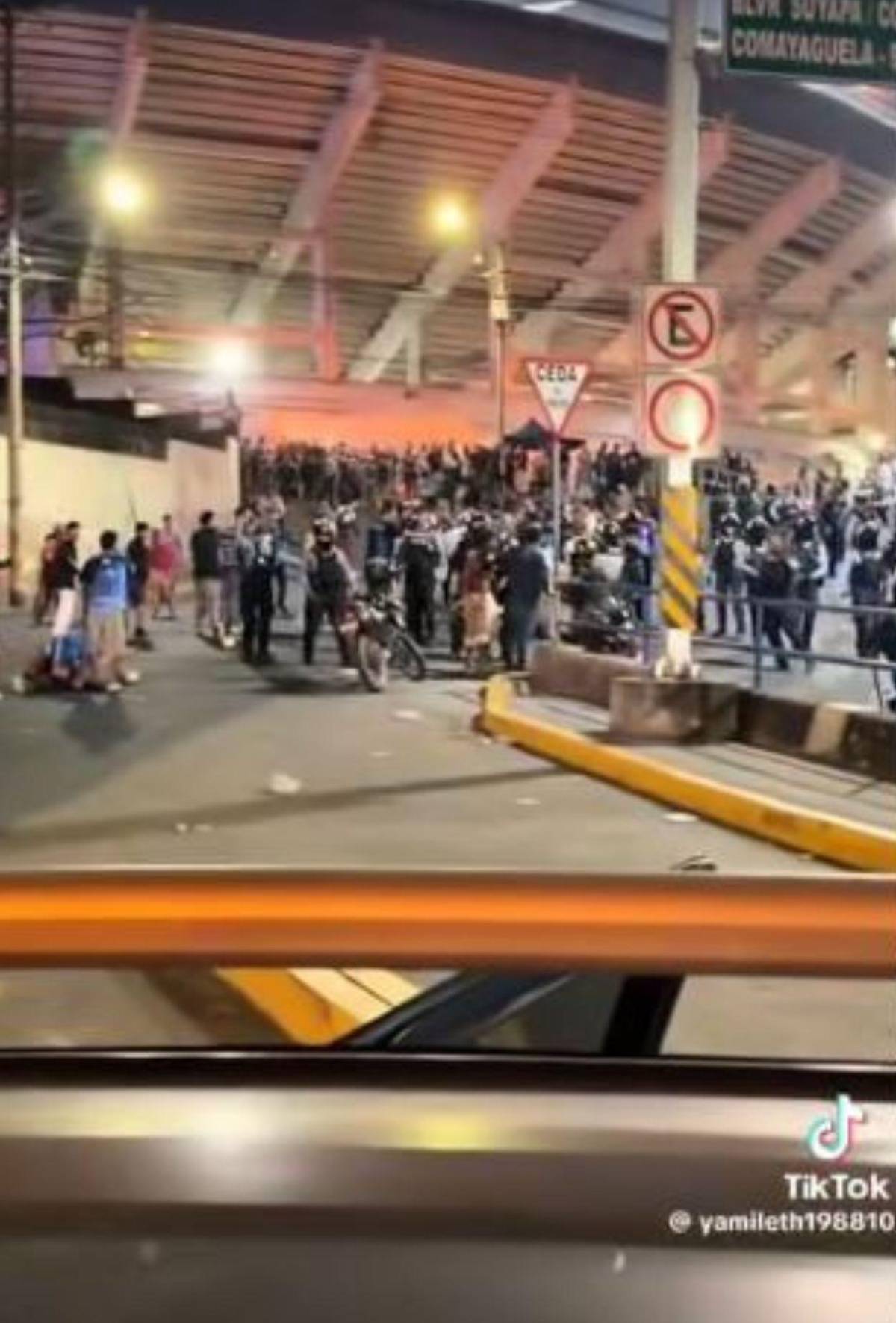 Revelan imágenes de violencia fuera del Estadio Nacional donde murió barrista de Motagua