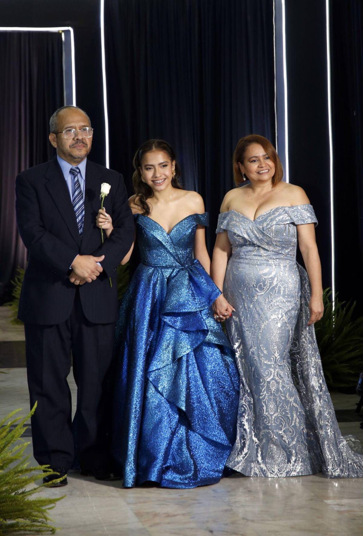 Del brazo de sus padres, seniors 2025 de The Mayan School cierran su ciclo académico