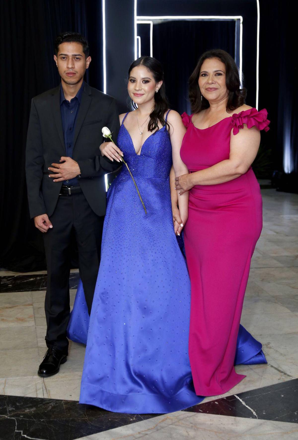 Del brazo de sus padres, seniors 2025 de The Mayan School cierran su ciclo académico