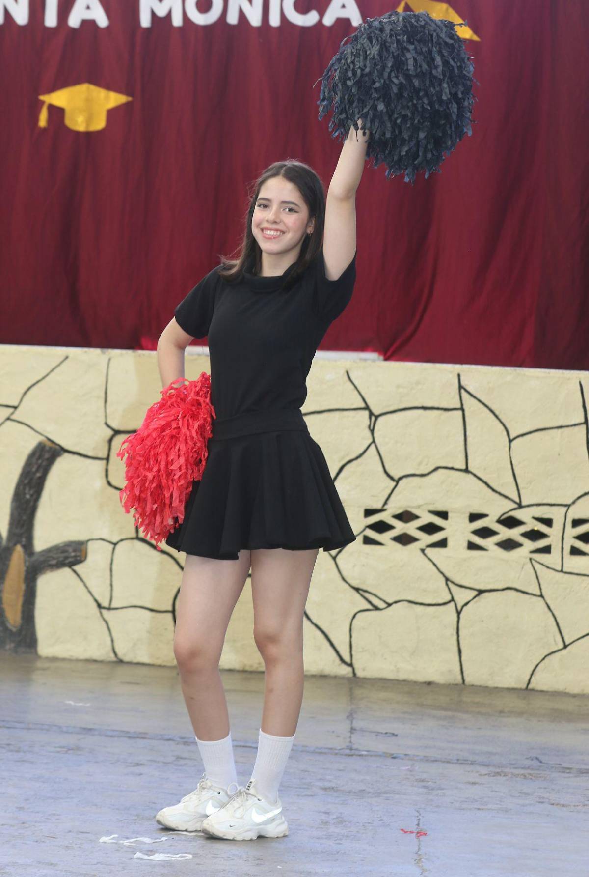 Pomponeras del Santa Mónica ensayan con dedicación para las fiestas cívicas