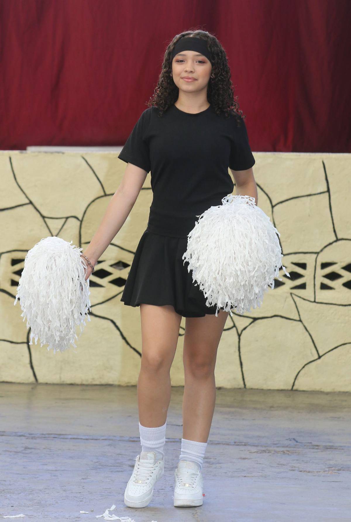 Pomponeras del Santa Mónica ensayan con dedicación para las fiestas cívicas