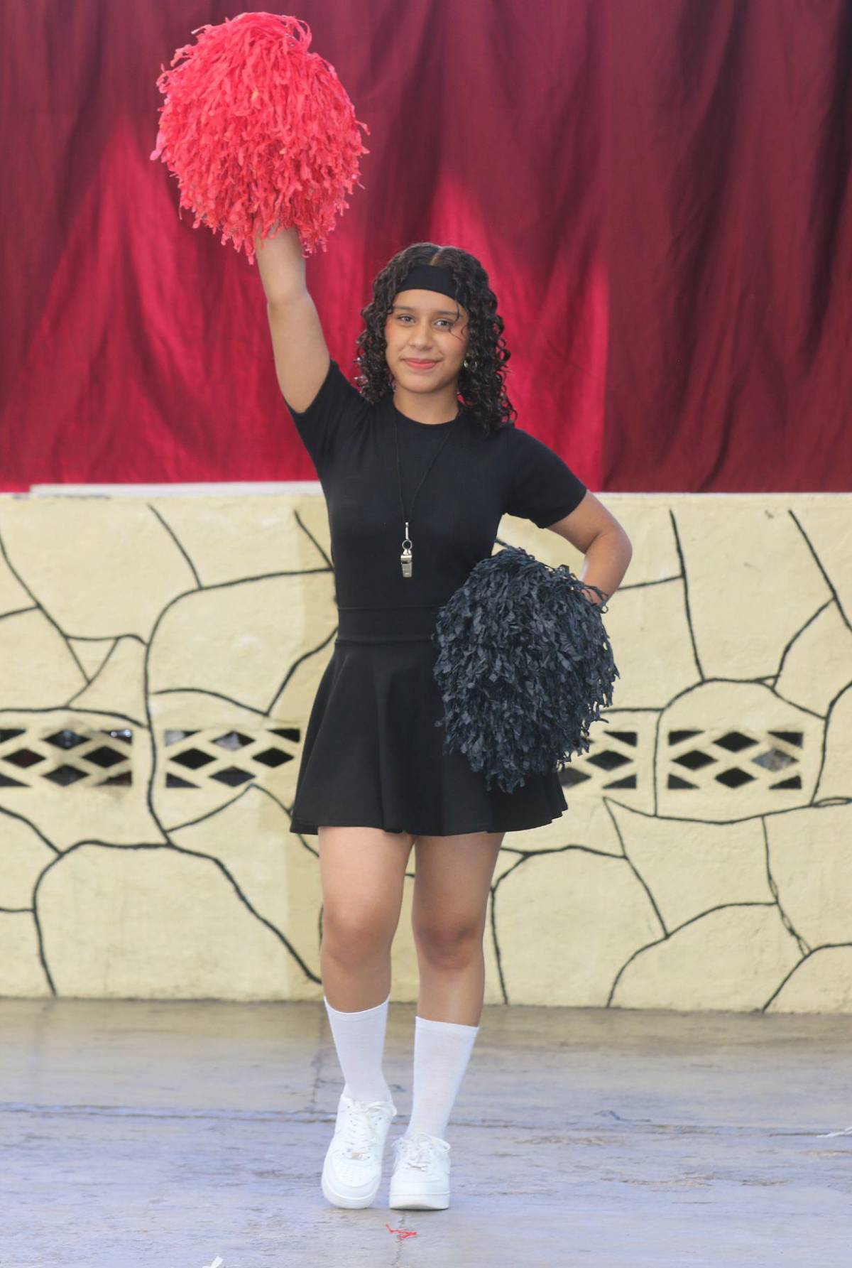 Pomponeras del Santa Mónica ensayan con dedicación para las fiestas cívicas