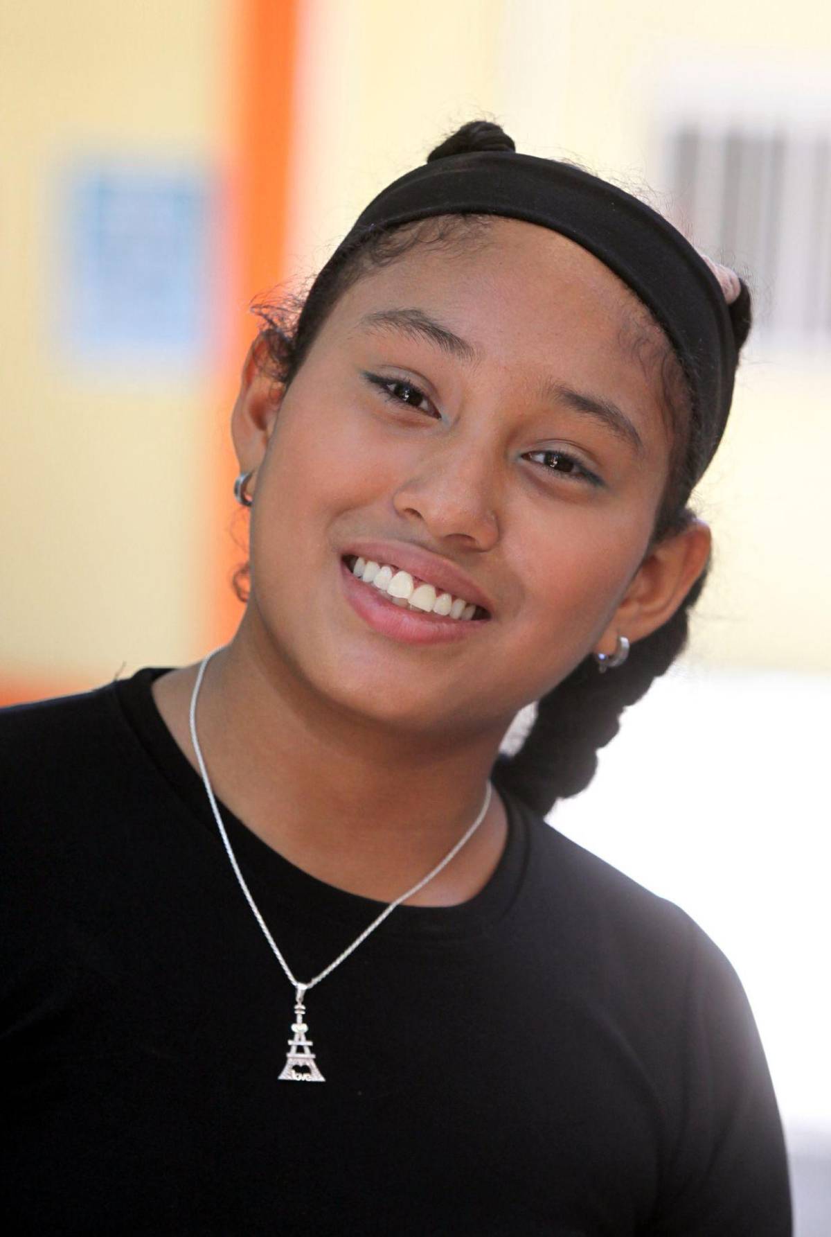 Pomponeras del Santa Mónica ensayan con dedicación para las fiestas cívicas