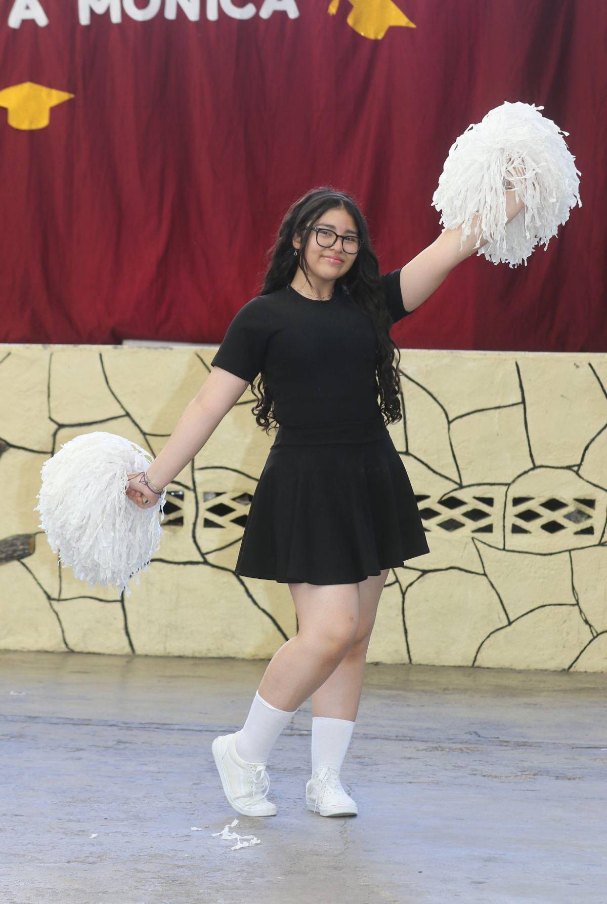 Pomponeras del Santa Mónica ensayan con dedicación para las fiestas cívicas