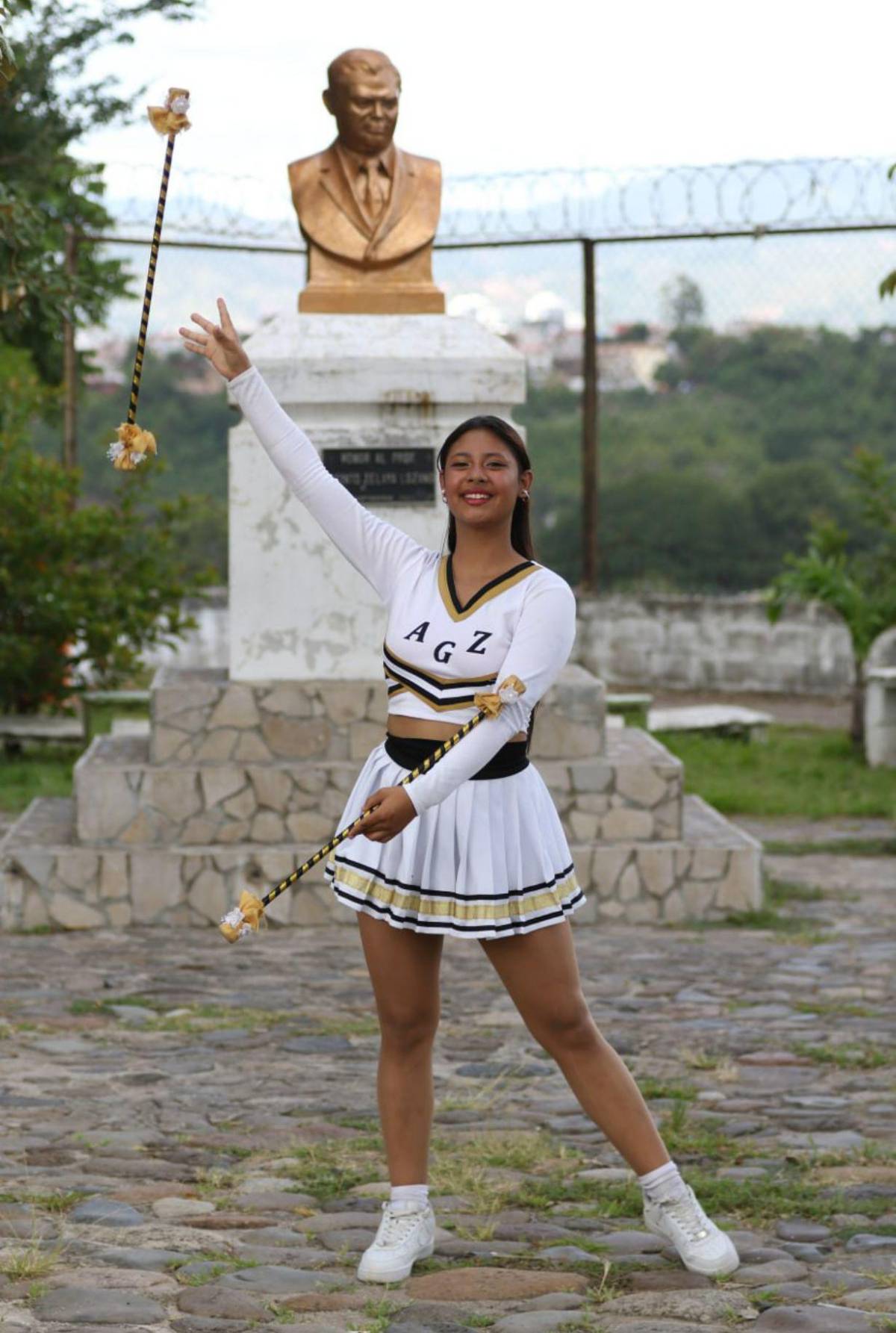 Con impecable sincronía, palillonas del Alfonso Guillén se preparan para los desfiles