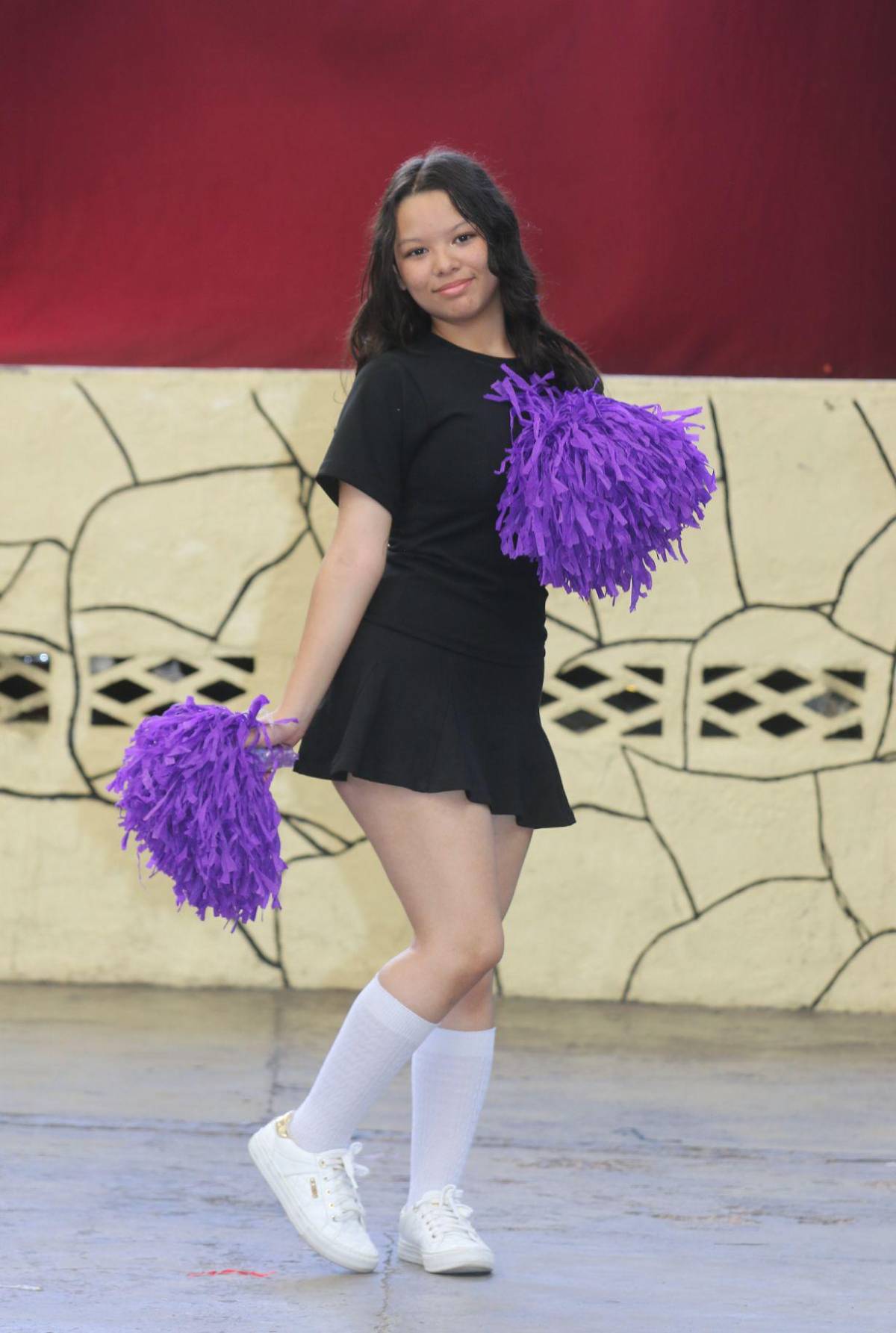 Pomponeras del Santa Mónica ensayan con dedicación para las fiestas cívicas