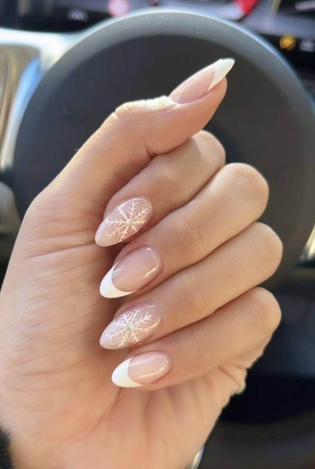 ¿Qué diseños de uñas para Navidad están en tendencia 2025?