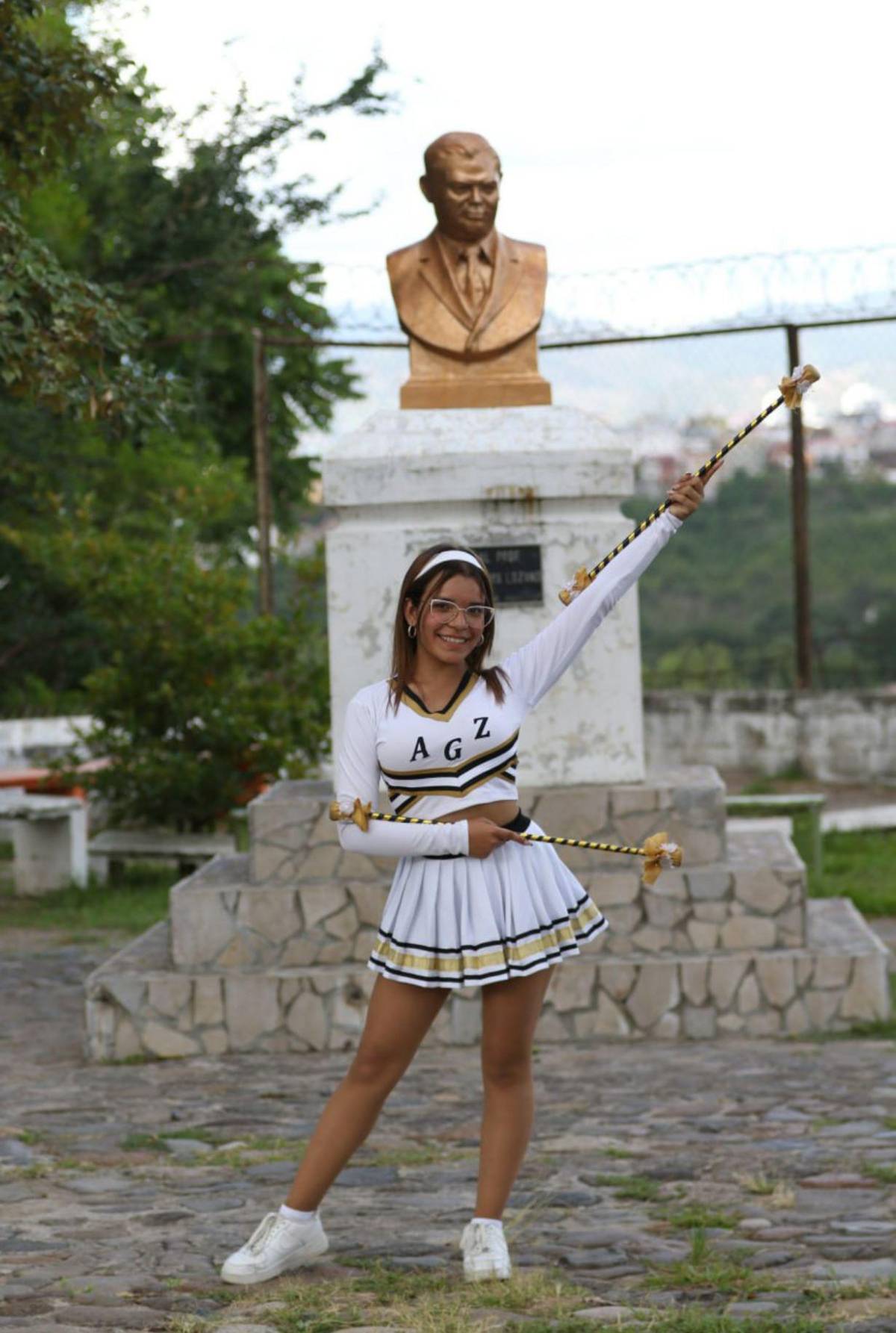 Con impecable sincronía, palillonas del Alfonso Guillén se preparan para los desfiles