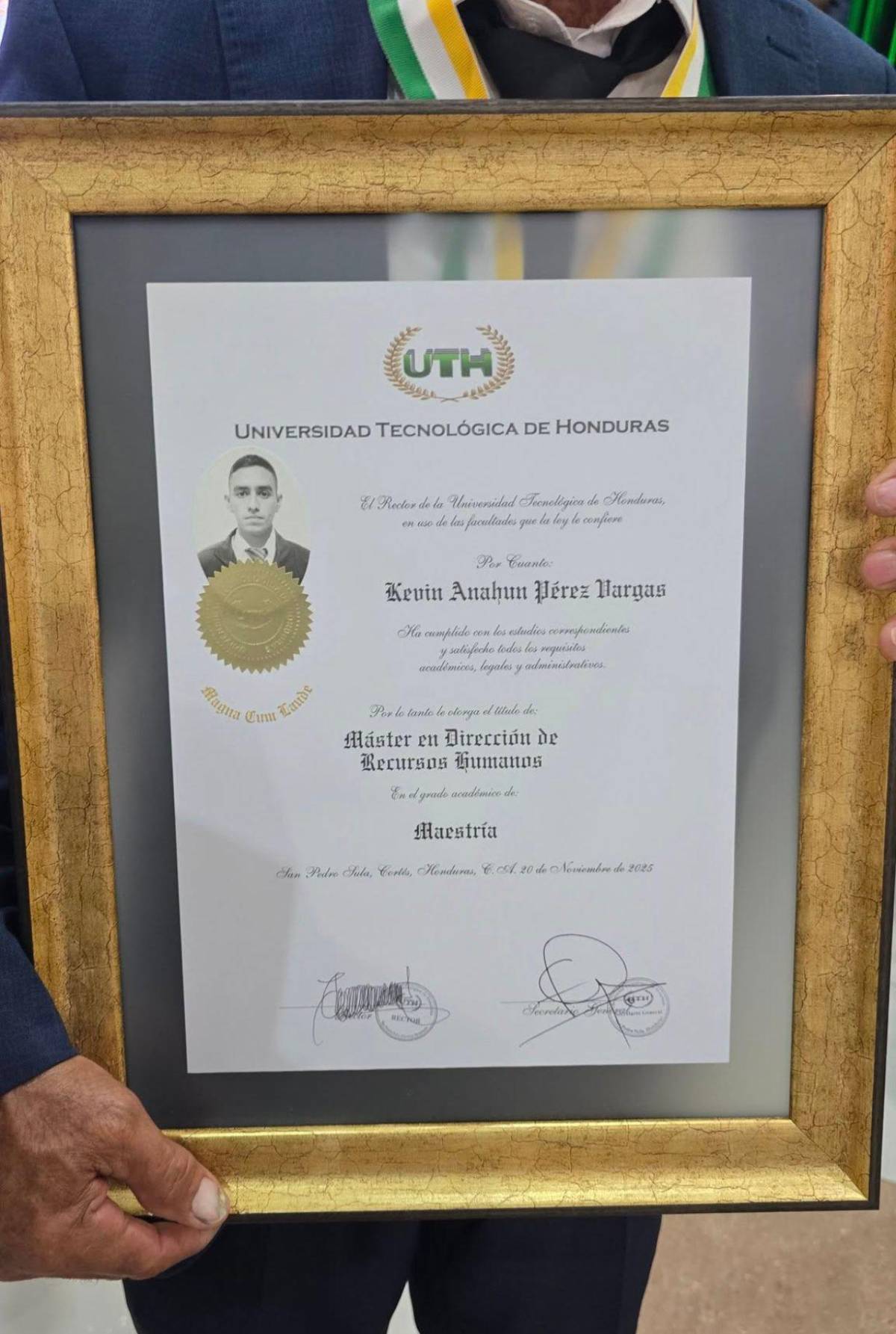 En homenaje póstumo, entregan título a padres de Kevin Pérez, quién murió al salvar a niño en SPS