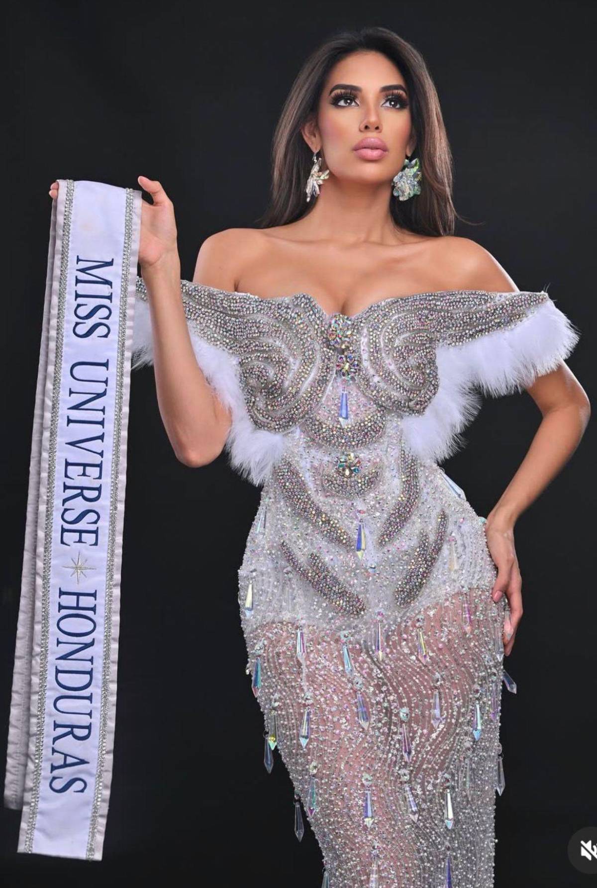 Miss Honduras parte rumbo a Tailandia para competir en Miss Universo 2025