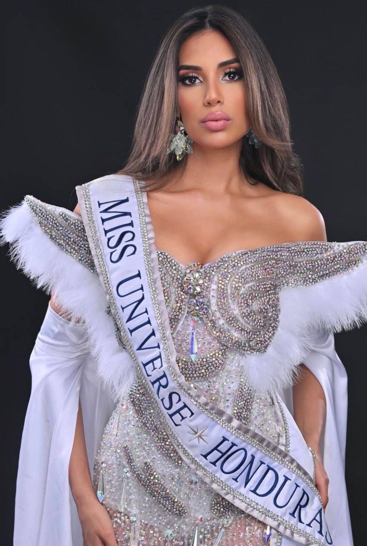 Miss Honduras parte rumbo a Tailandia para competir en Miss Universo 2025