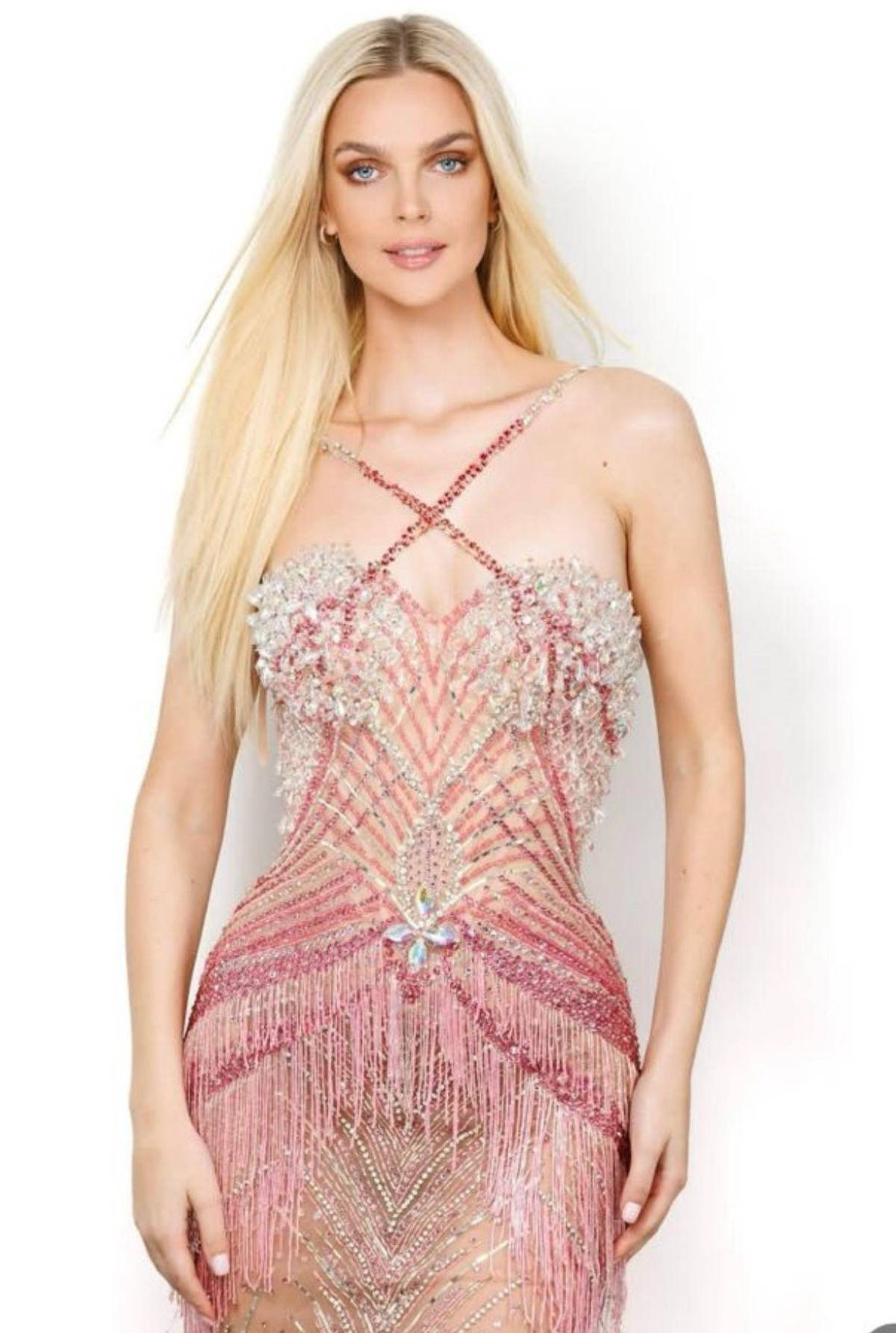 Miss Estonia causa sensación al presentarse como muñeca Barbie rumbo a Miss Universo