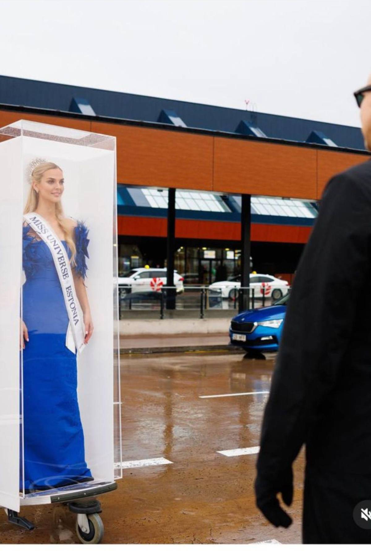 Miss Estonia causa sensación al presentarse como muñeca Barbie rumbo a Miss Universo