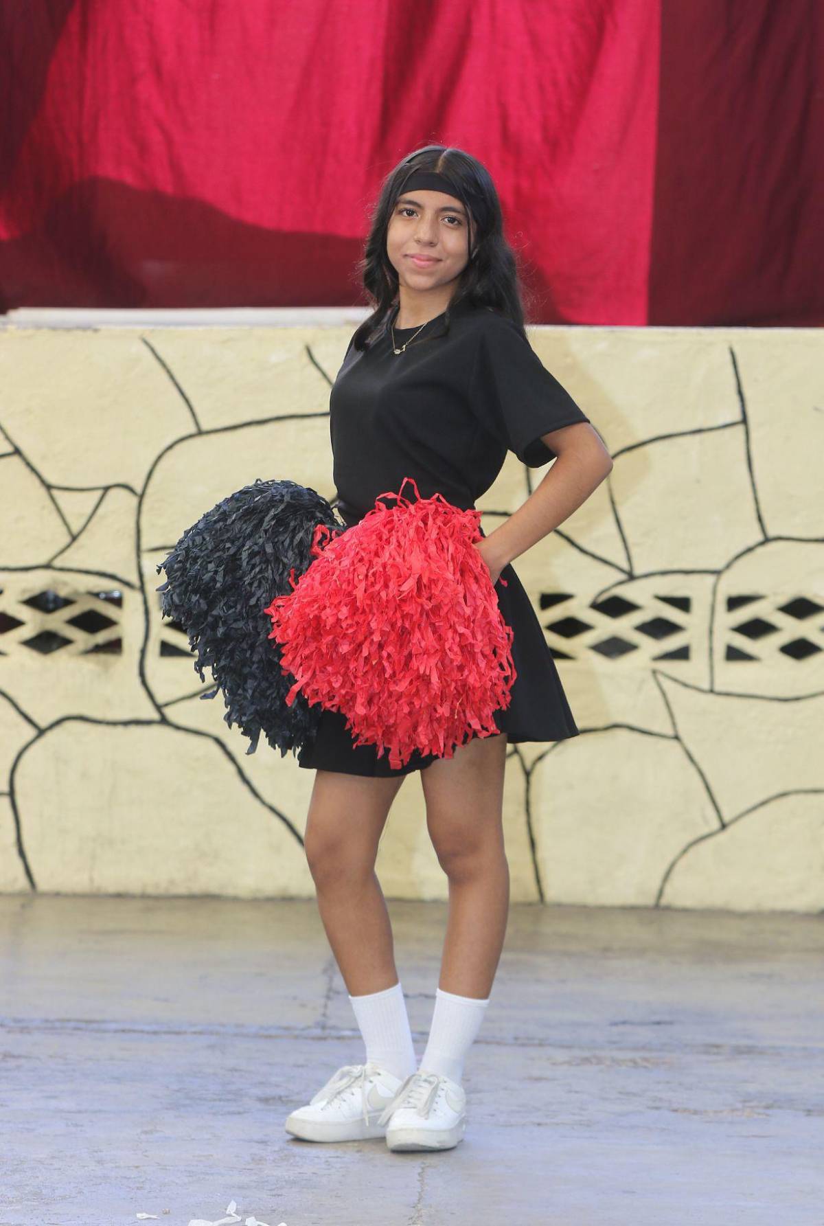 Pomponeras del Santa Mónica ensayan con dedicación para las fiestas cívicas