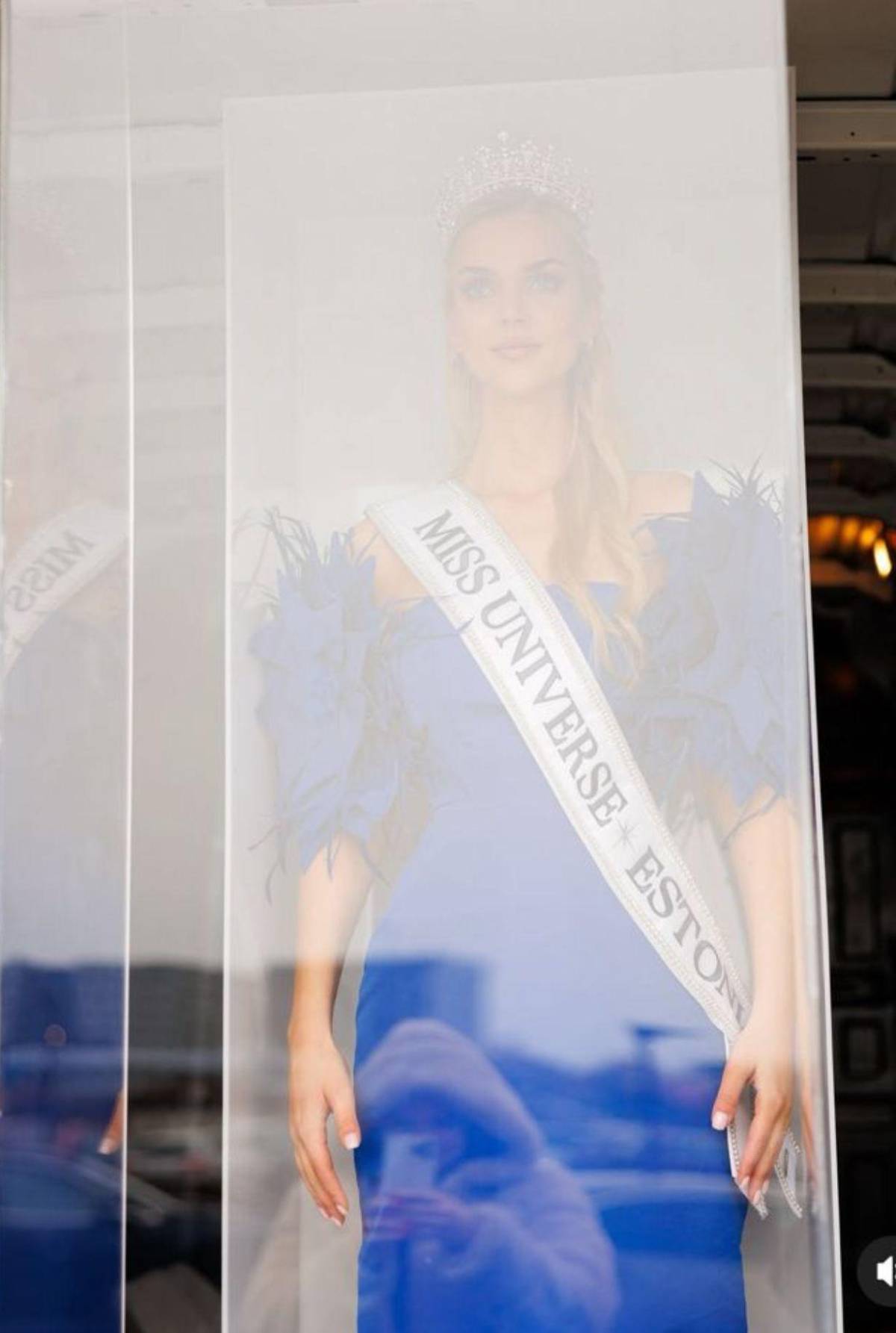 Miss Estonia causa sensación al presentarse como muñeca Barbie rumbo a Miss Universo
