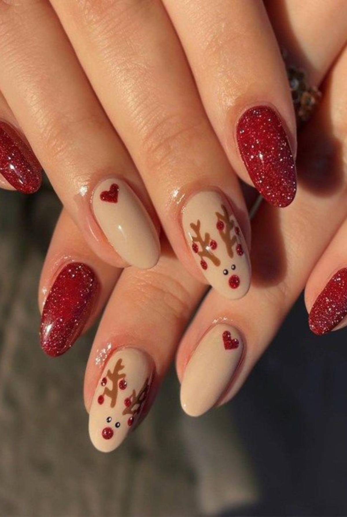 ¿Qué diseños de uñas para Navidad están en tendencia 2025?