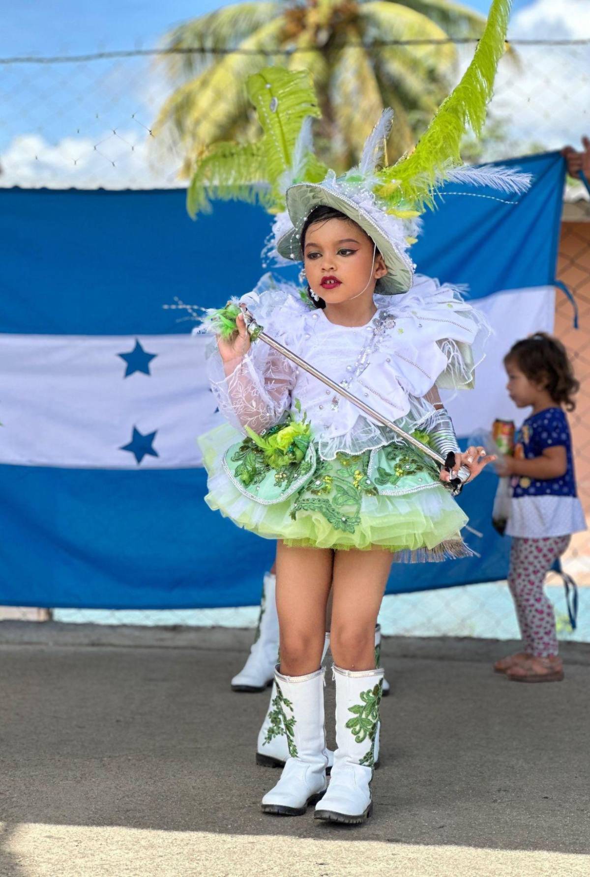 ¡Bellezas! Pequeñas palillonas engalanaron los desfiles patrios en Danlí con coloridos atuendos