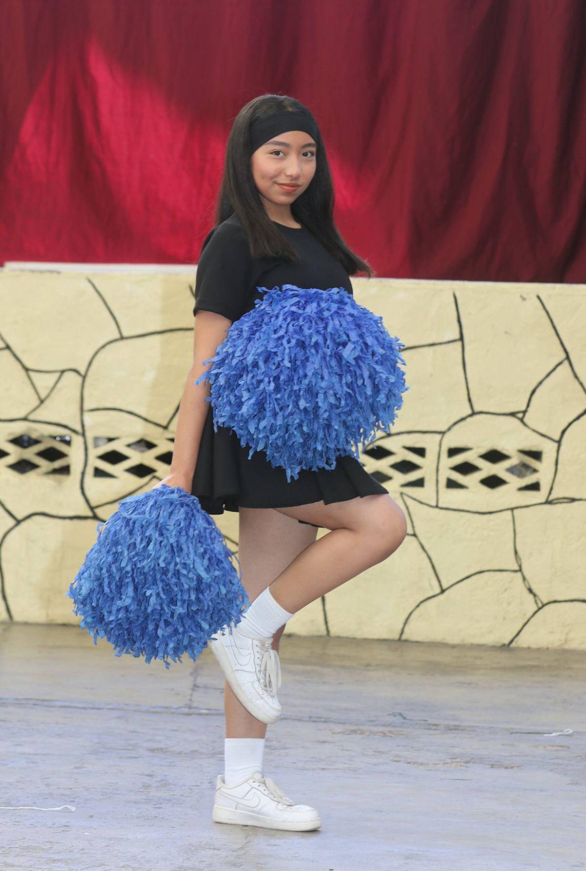 Pomponeras del Santa Mónica ensayan con dedicación para las fiestas cívicas