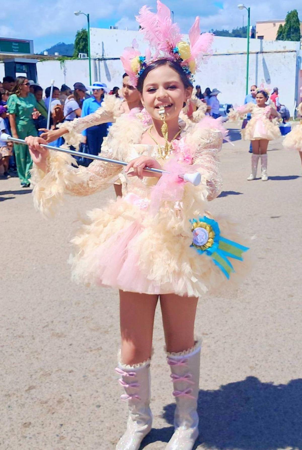 ¡Bellezas! Pequeñas palillonas engalanaron los desfiles patrios en Danlí con coloridos atuendos