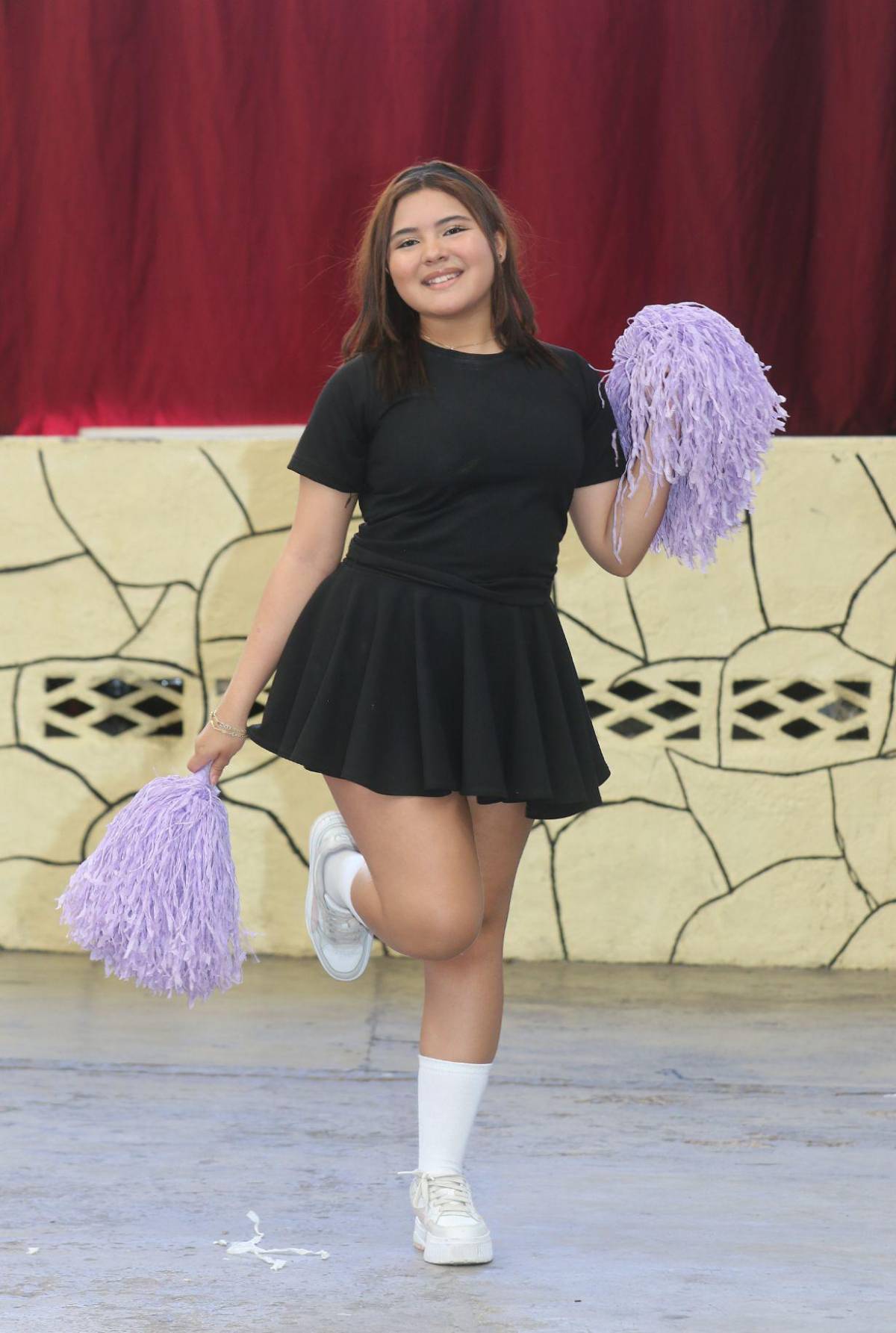 Pomponeras del Santa Mónica ensayan con dedicación para las fiestas cívicas