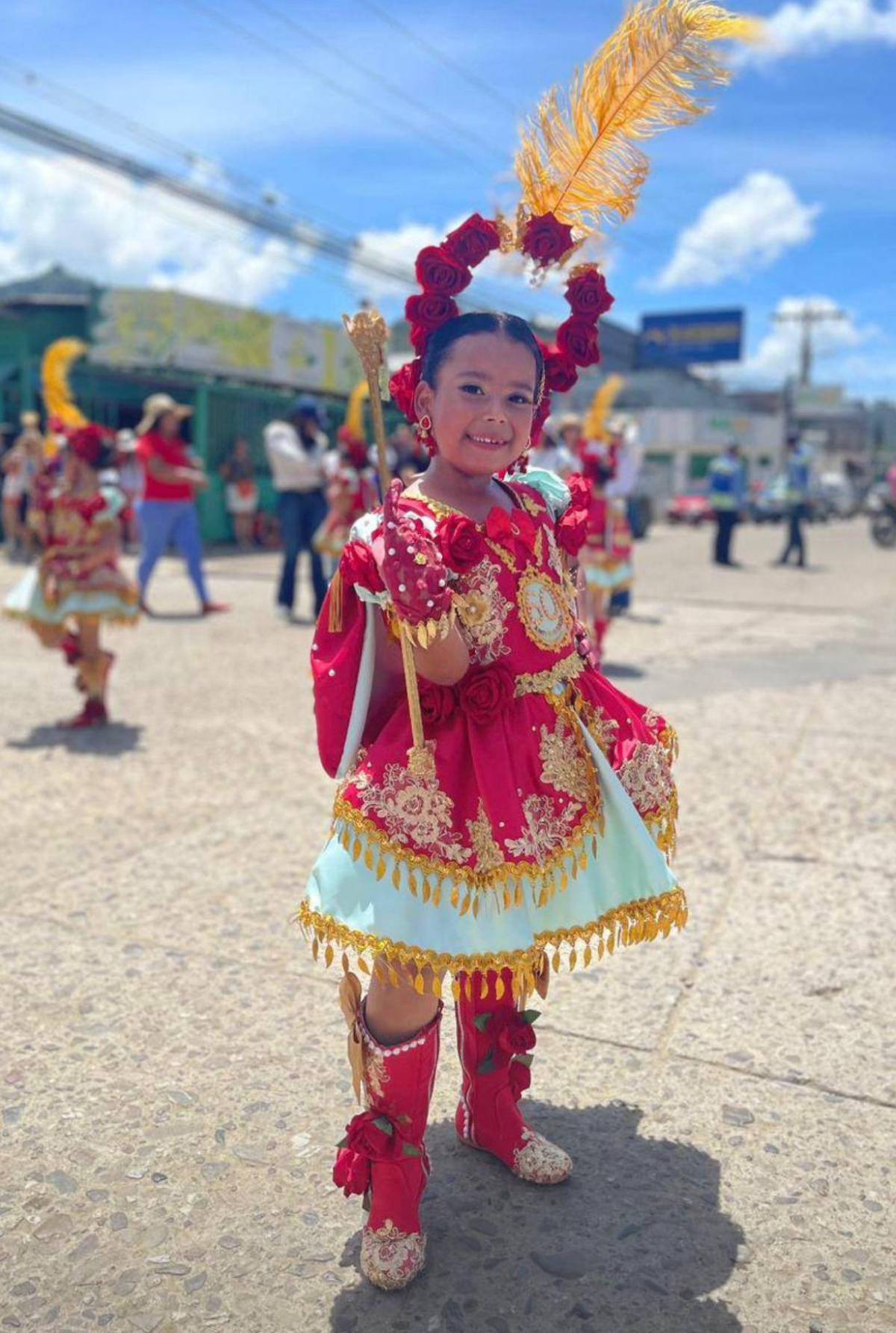 ¡Bellezas! Pequeñas palillonas engalanaron los desfiles patrios en Danlí con coloridos atuendos