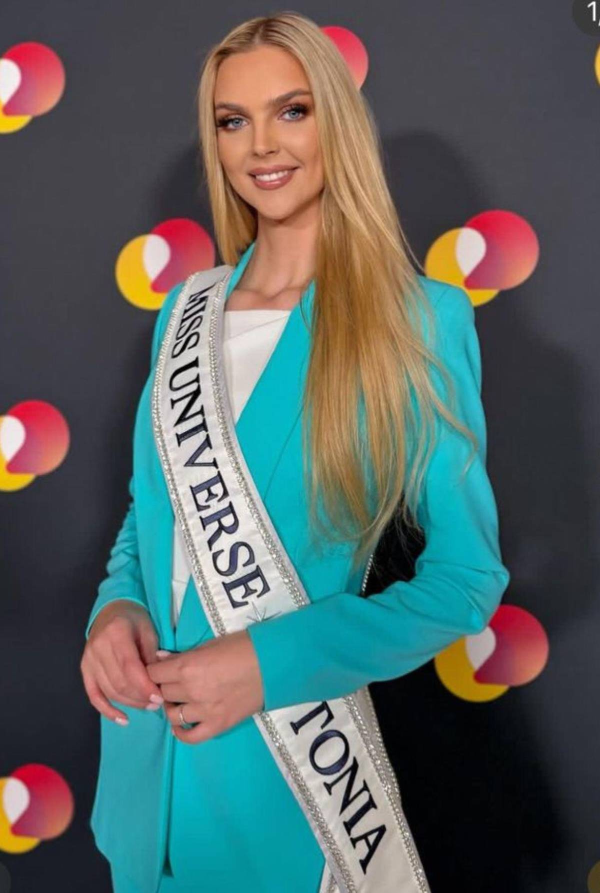Miss Estonia causa sensación al presentarse como muñeca Barbie rumbo a Miss Universo