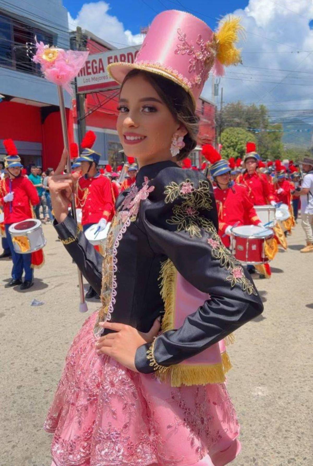 ¡Bellezas! Pequeñas palillonas engalanaron los desfiles patrios en Danlí con coloridos atuendos