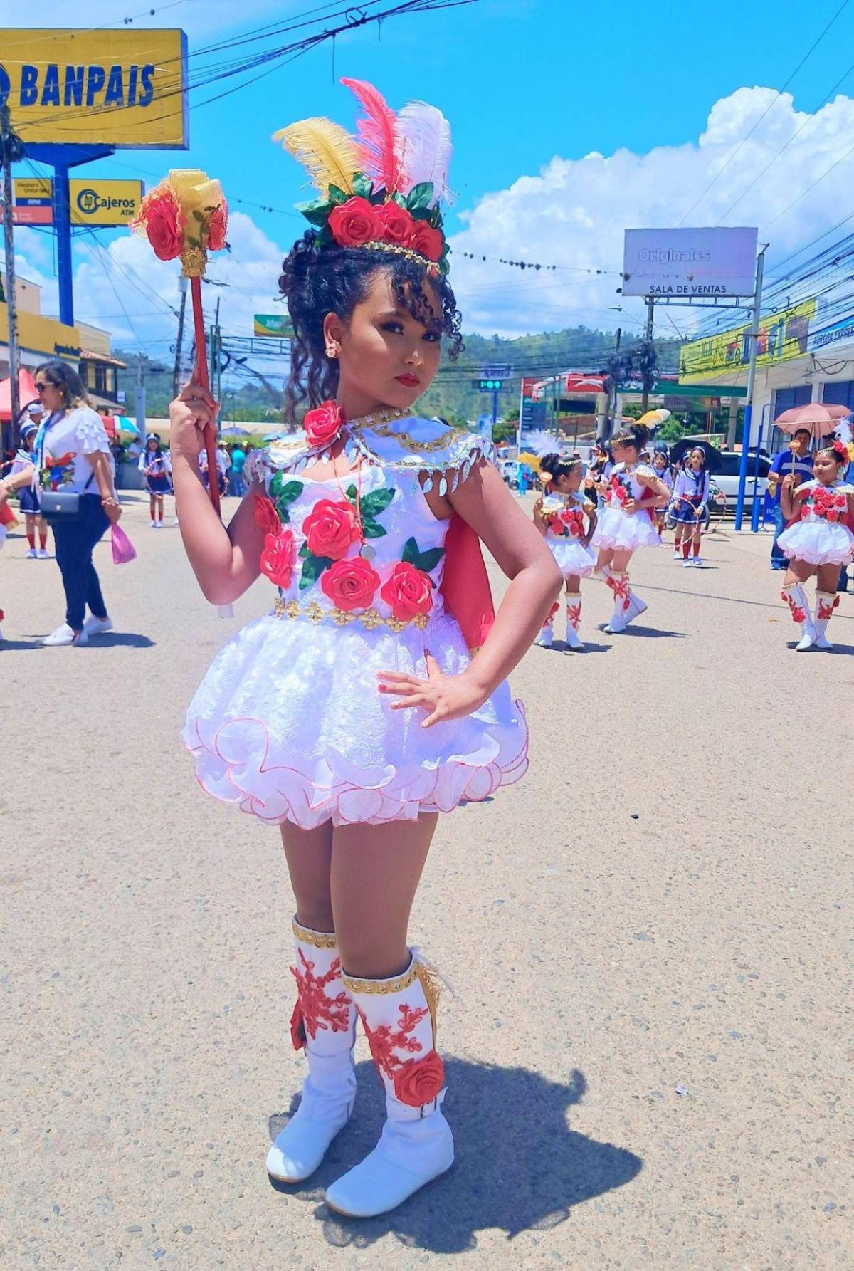 ¡Bellezas! Pequeñas palillonas engalanaron los desfiles patrios en Danlí con coloridos atuendos