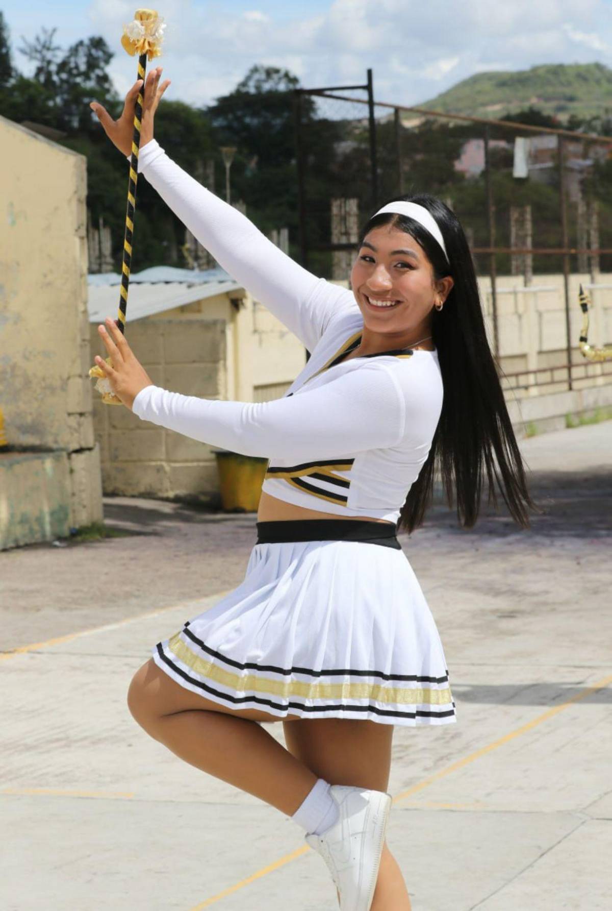 Con impecable sincronía, palillonas del Alfonso Guillén se preparan para los desfiles