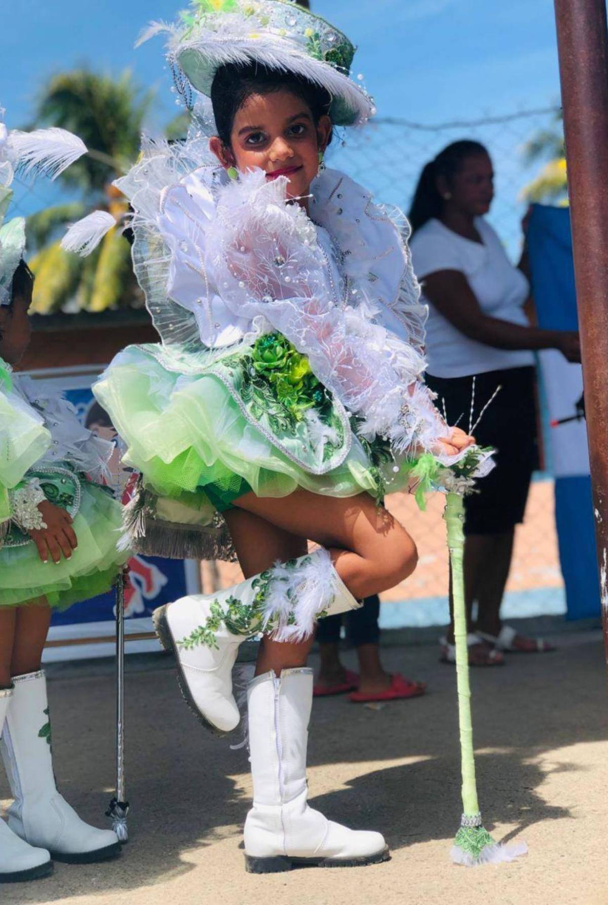 ¡Bellezas! Pequeñas palillonas engalanaron los desfiles patrios en Danlí con coloridos atuendos