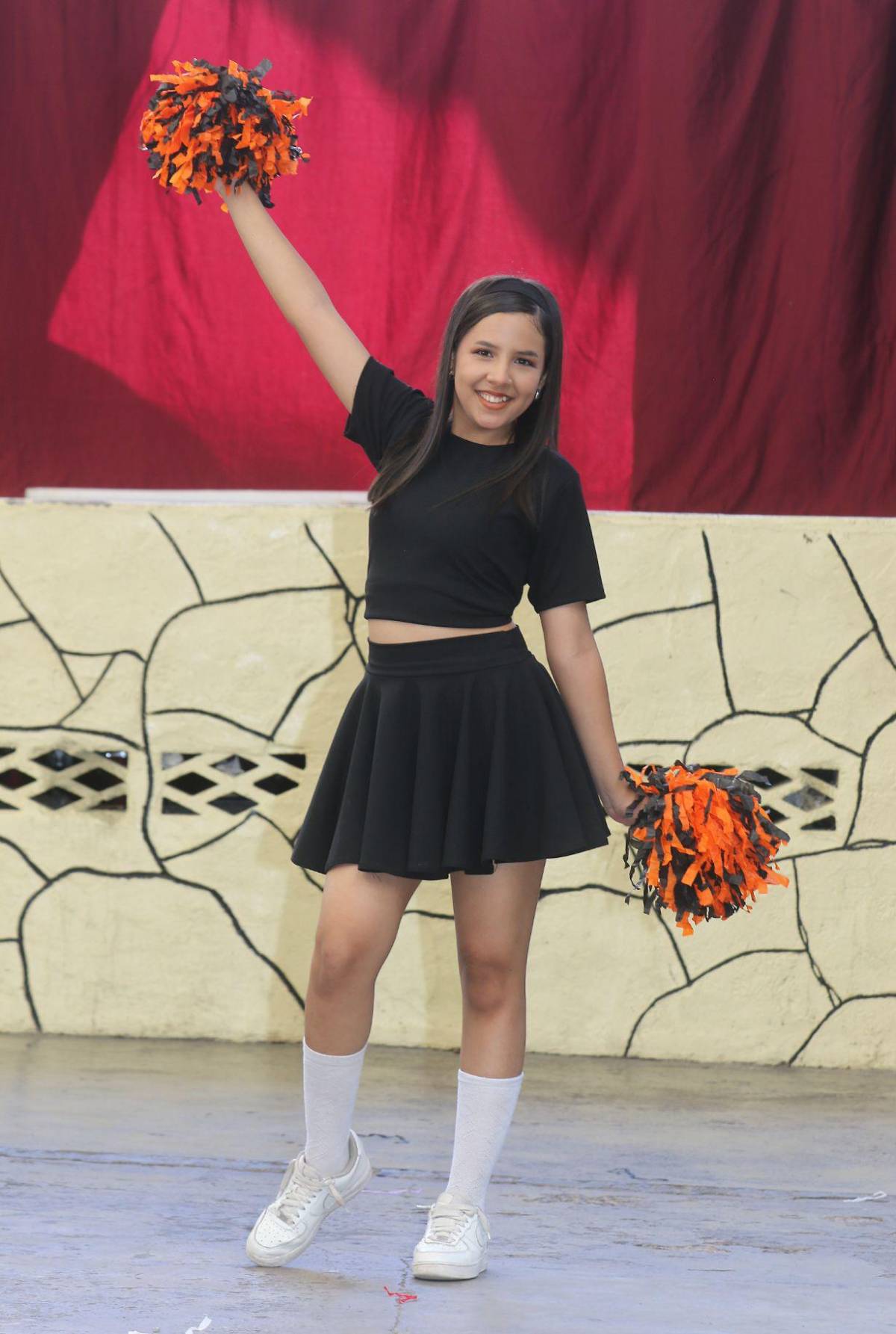 Pomponeras del Santa Mónica ensayan con dedicación para las fiestas cívicas