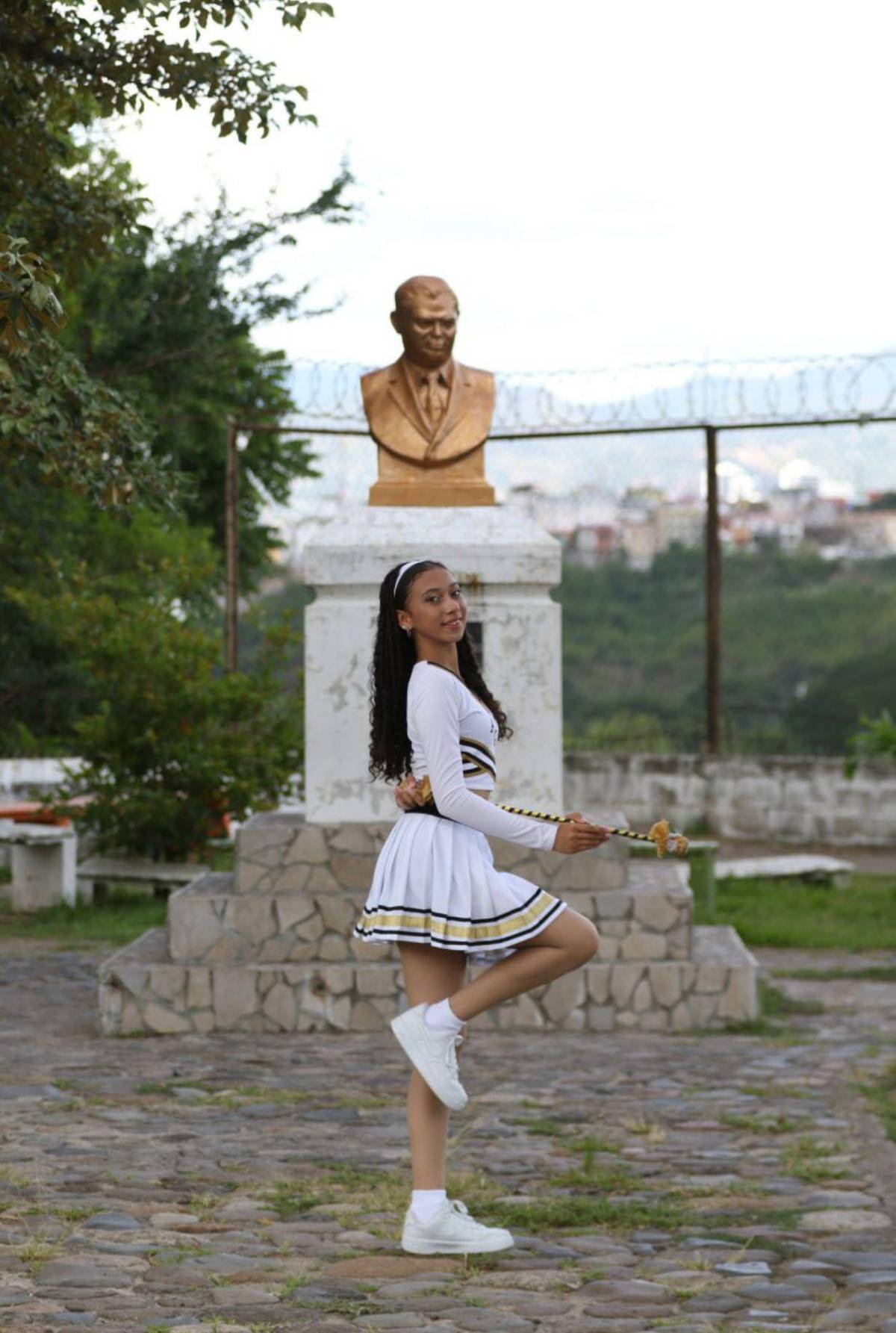 Con impecable sincronía, palillonas del Alfonso Guillén se preparan para los desfiles