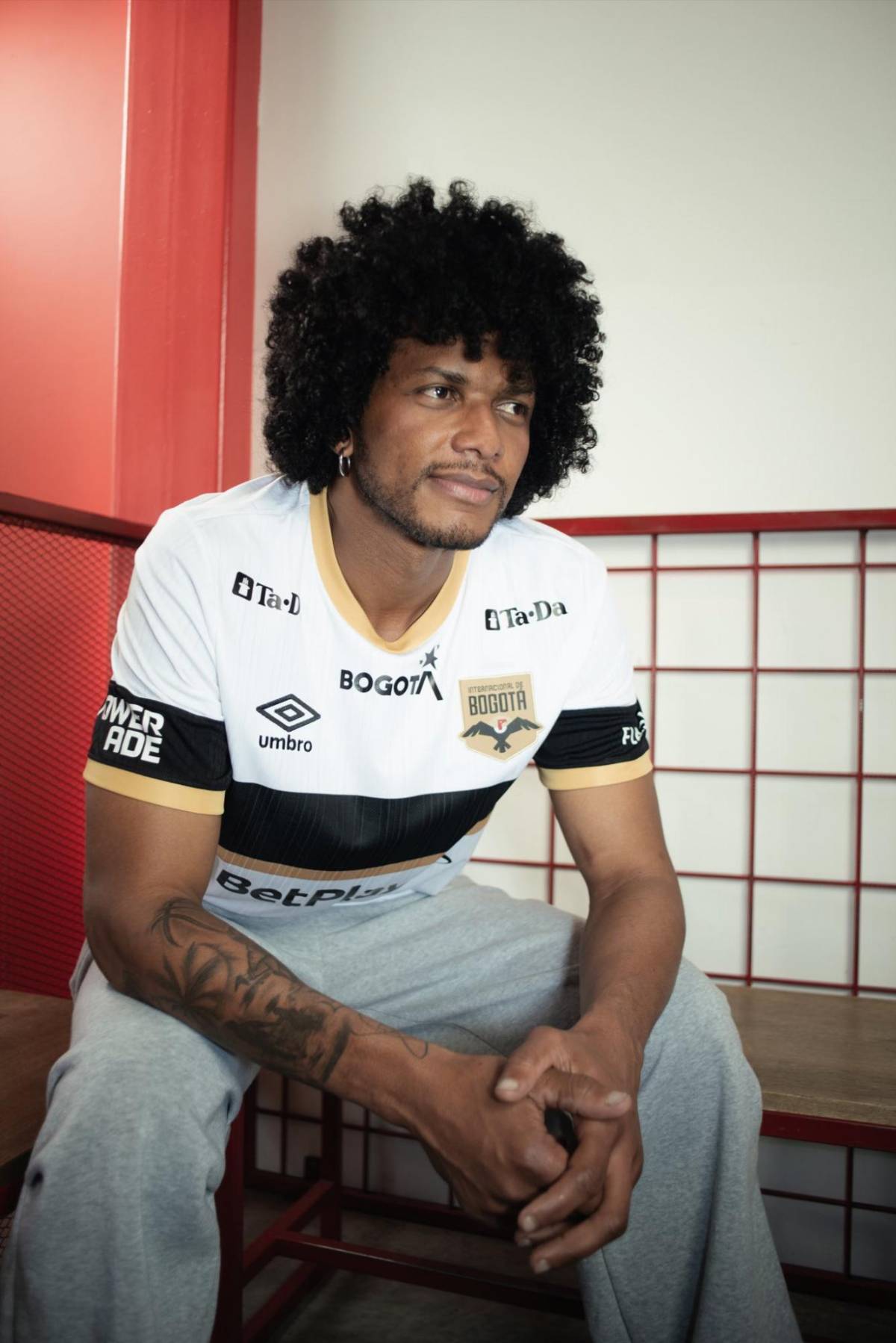 Involucrado en polémica y pertenece a millonario: Así es el nuevo equipo del hondureño Dereck Moncada