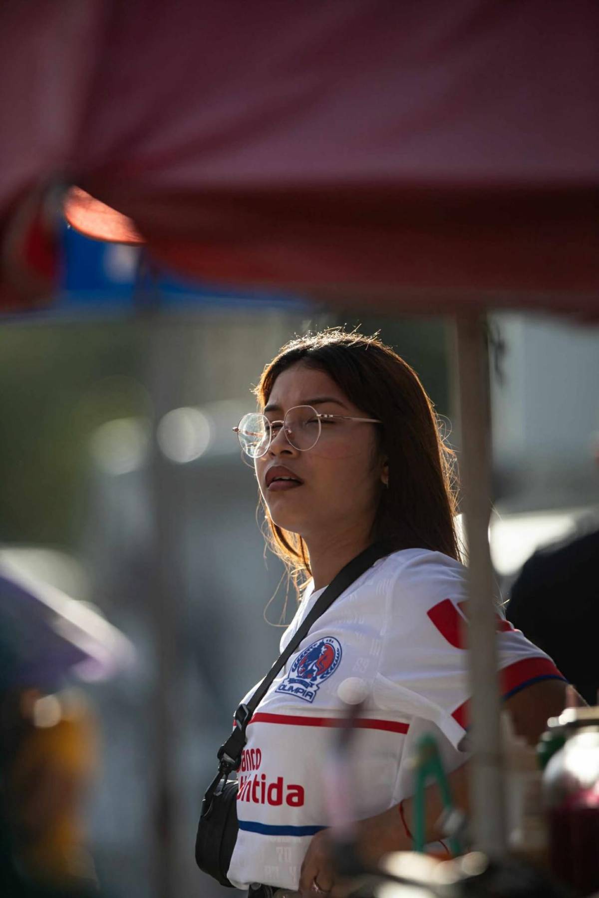 Pelirroja robó miradas: Las lindas chicas que llegaron al Morazán para el Olimpia vs Génesis PN